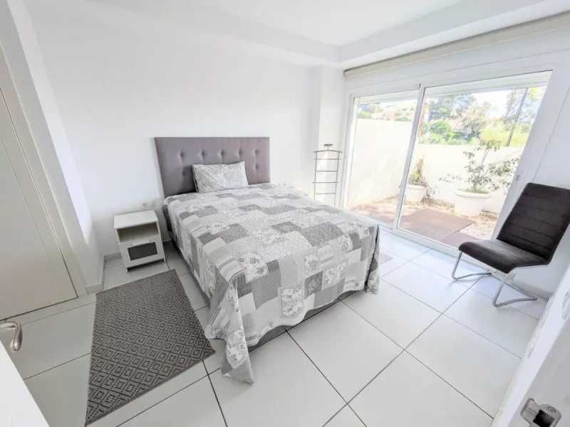 Discover this spectacular minimalist-style villa (built in 2019), located in one of the most privileged and tranquil areas of Benalmádena, surrounded by nature and with breathtaking sea views from its three terraces.