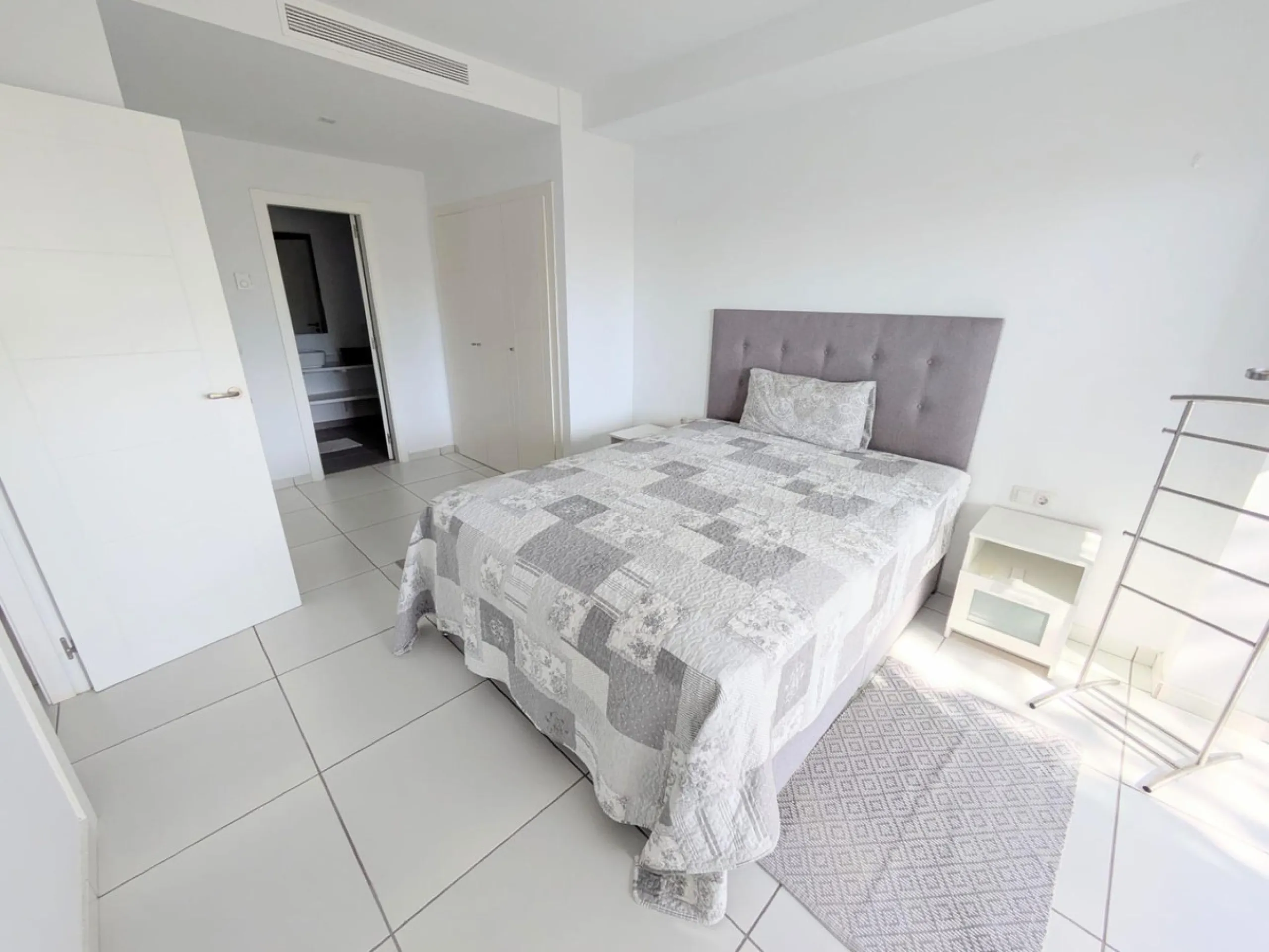 Discover this spectacular minimalist-style villa (built in 2019), located in one of the most privileged and tranquil areas of Benalmádena, surrounded by nature and with breathtaking sea views from its three terraces.