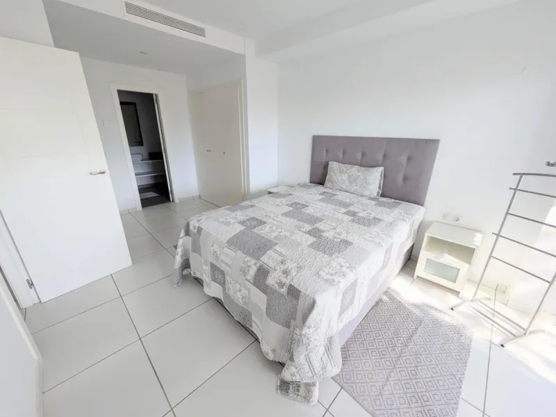 Discover this spectacular minimalist-style villa (built in 2019), located in one of the most privileged and tranquil areas of Benalmádena, surrounded by nature and with breathtaking sea views from its three terraces.