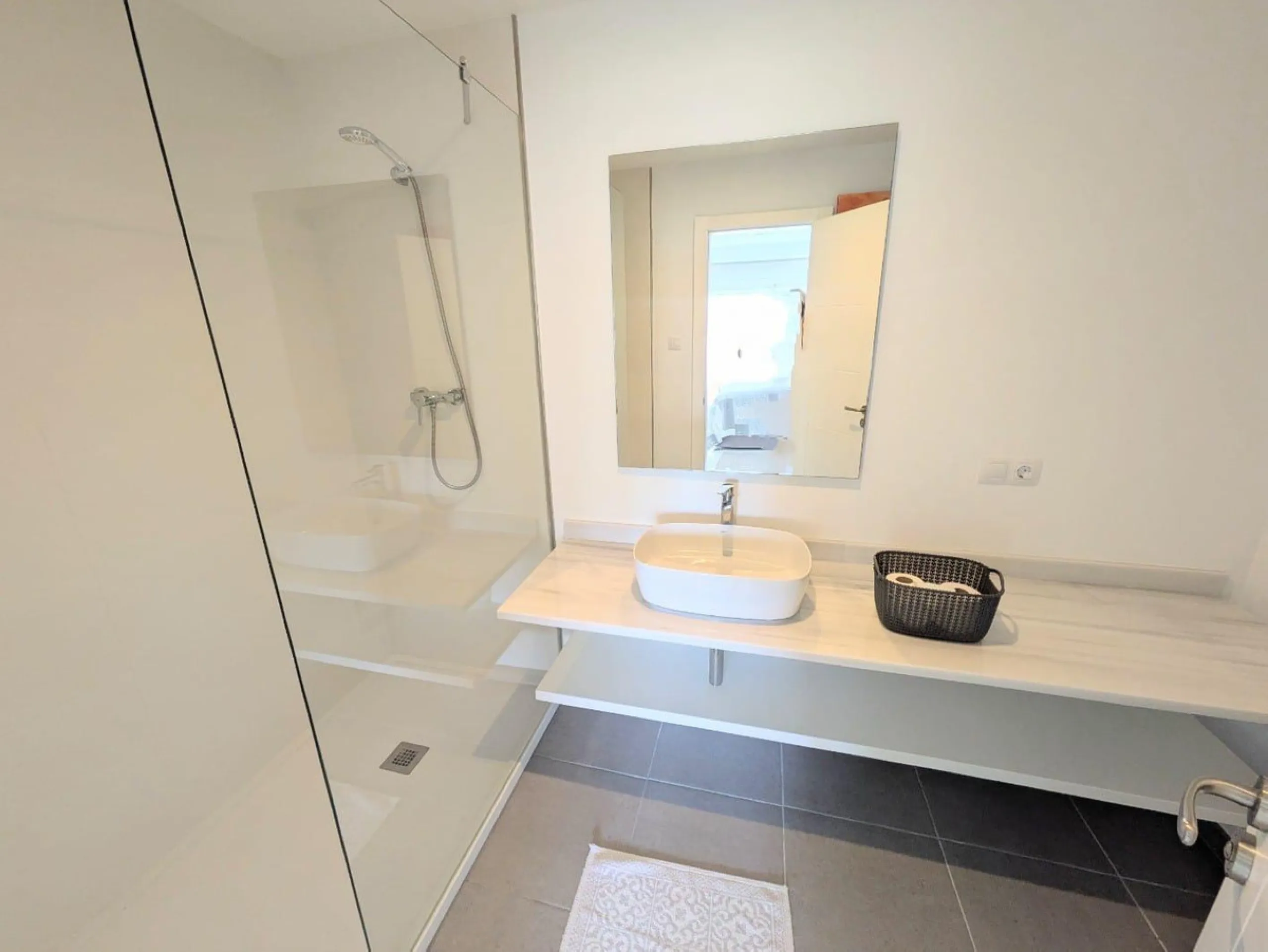 Discover this spectacular minimalist-style villa (built in 2019), located in one of the most privileged and tranquil areas of Benalmádena, surrounded by nature and with breathtaking sea views from its three terraces.