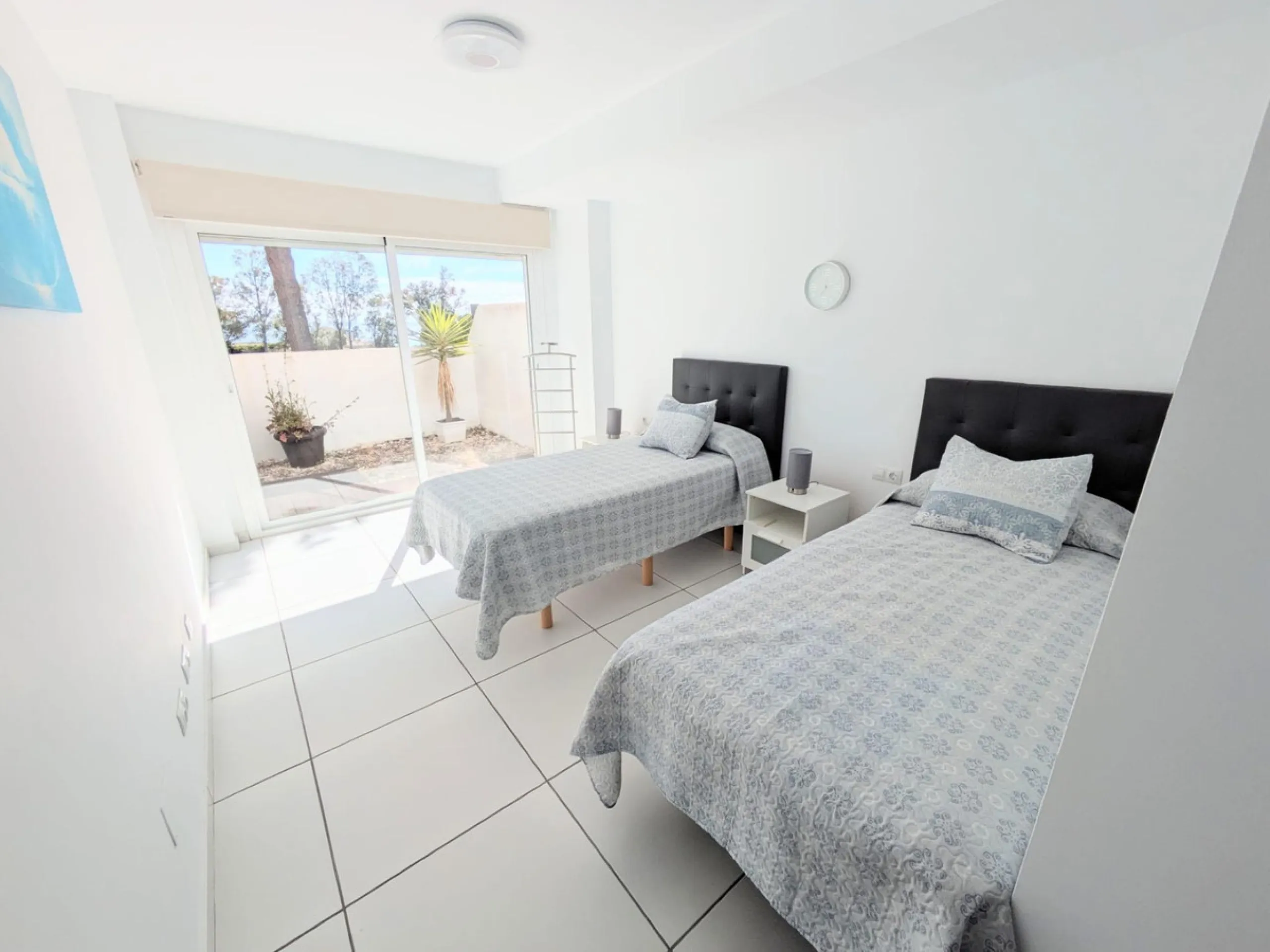 Discover this spectacular minimalist-style villa (built in 2019), located in one of the most privileged and tranquil areas of Benalmádena, surrounded by nature and with breathtaking sea views from its three terraces.
