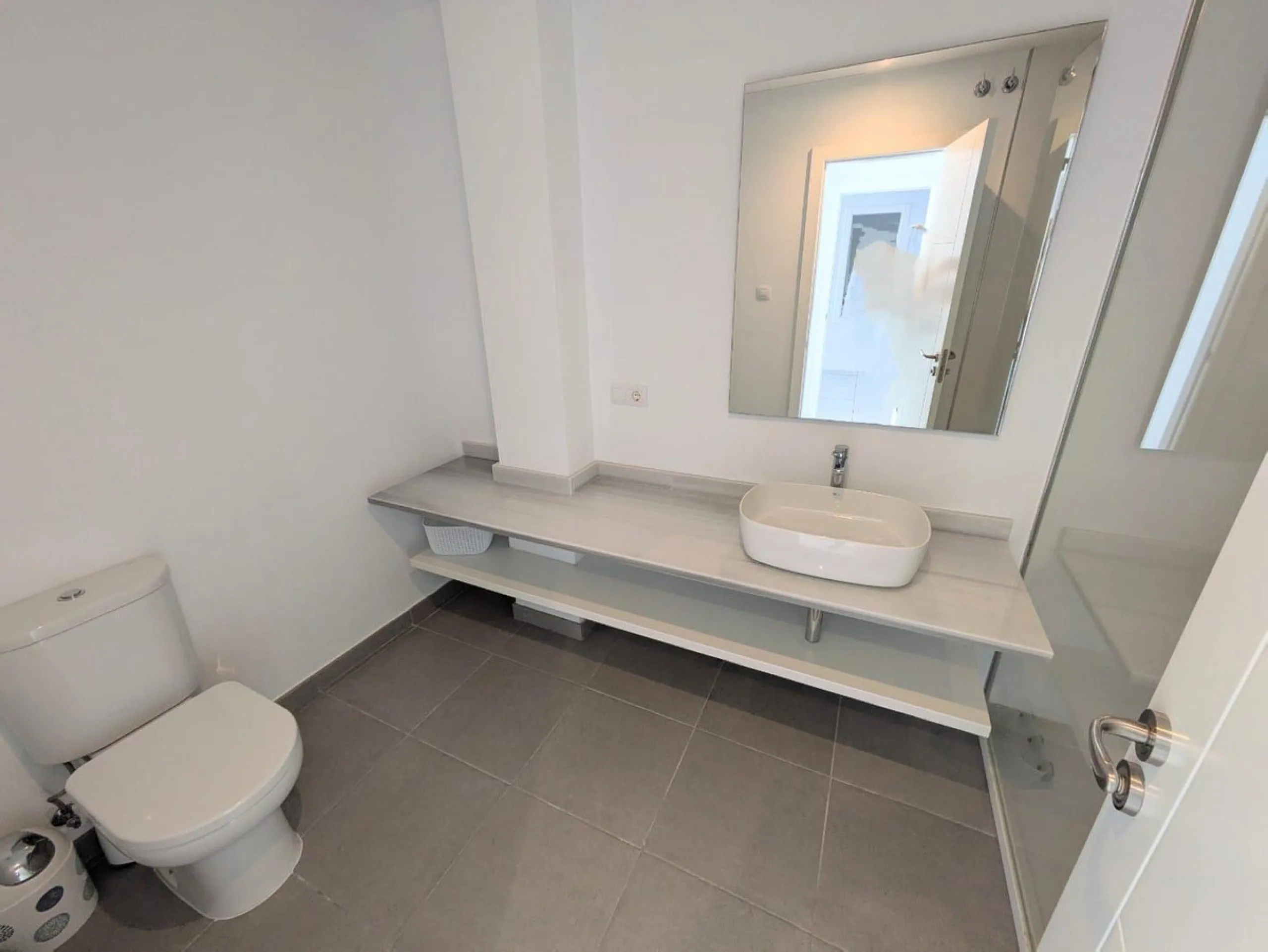 Discover this spectacular minimalist-style villa (built in 2019), located in one of the most privileged and tranquil areas of Benalmádena, surrounded by nature and with breathtaking sea views from its three terraces.