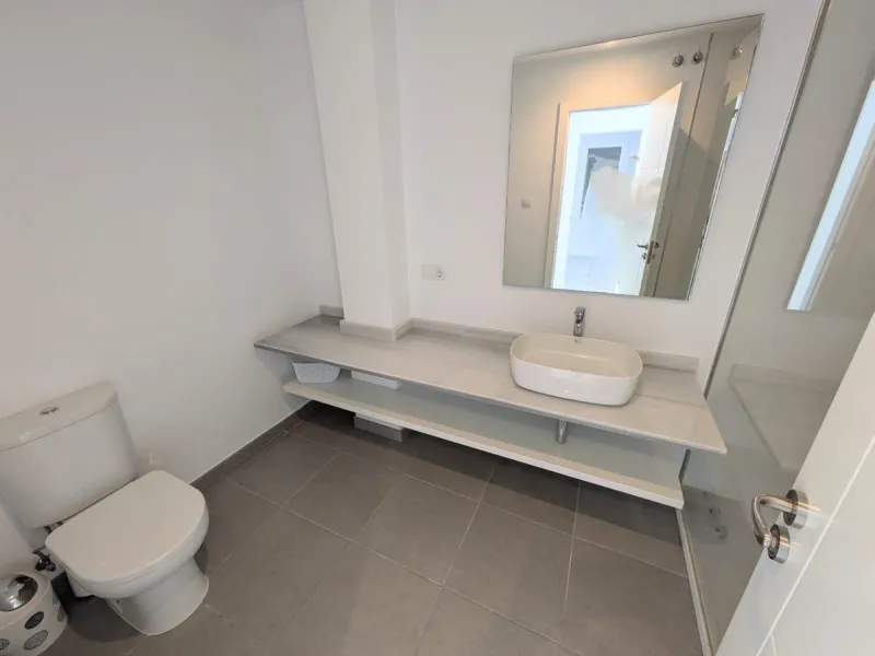 Discover this spectacular minimalist-style villa (built in 2019), located in one of the most privileged and tranquil areas of Benalmádena, surrounded by nature and with breathtaking sea views from its three terraces.