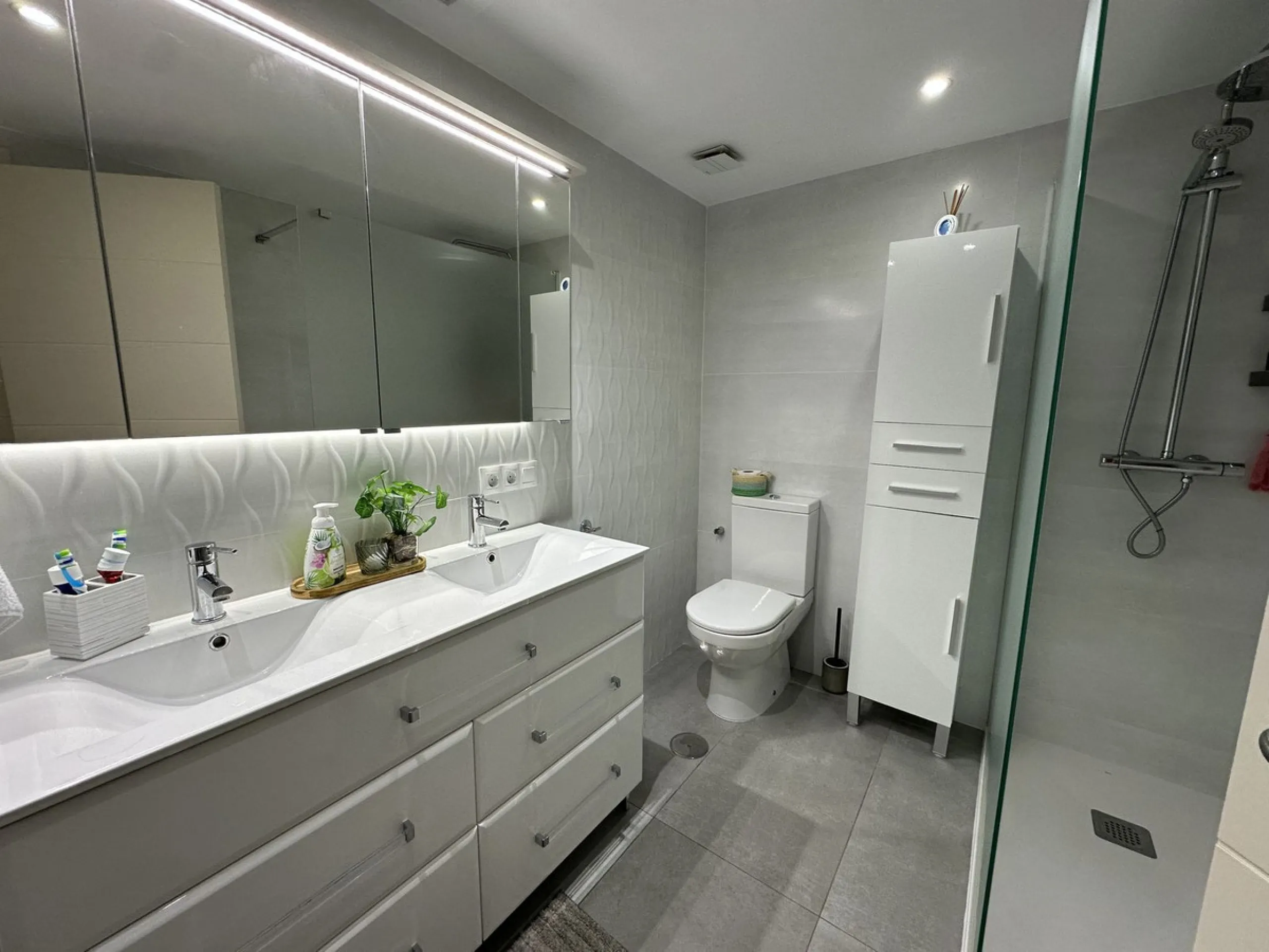 Middle Floor Apartment, Casares, Costa del Sol.