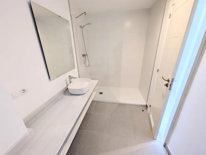 Discover this spectacular minimalist-style villa (built in 2019), located in one of the most privileged and tranquil areas of Benalmádena, surrounded by nature and with breathtaking sea views from its three terraces.