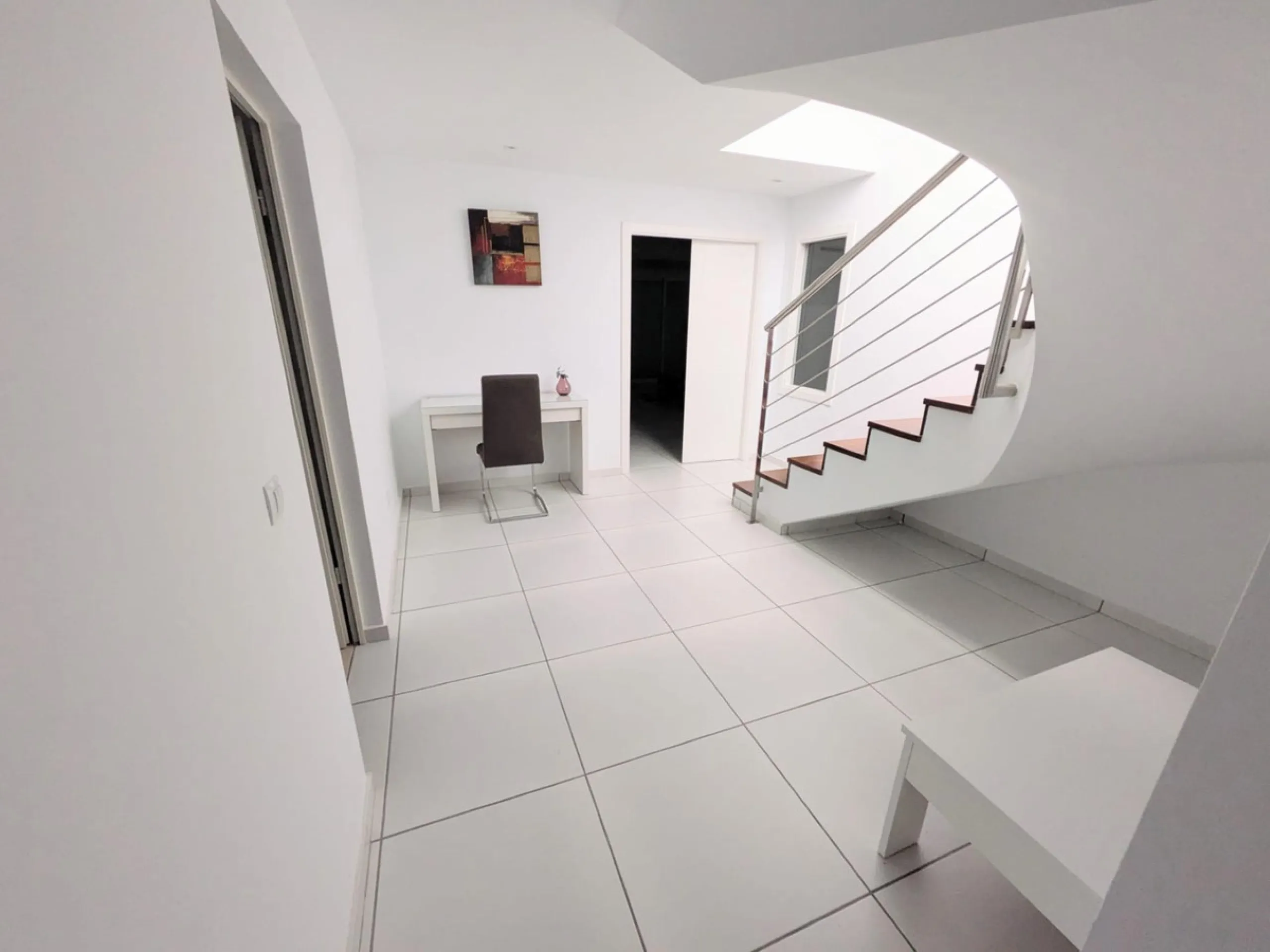 Discover this spectacular minimalist-style villa (built in 2019), located in one of the most privileged and tranquil areas of Benalmádena, surrounded by nature and with breathtaking sea views from its three terraces.