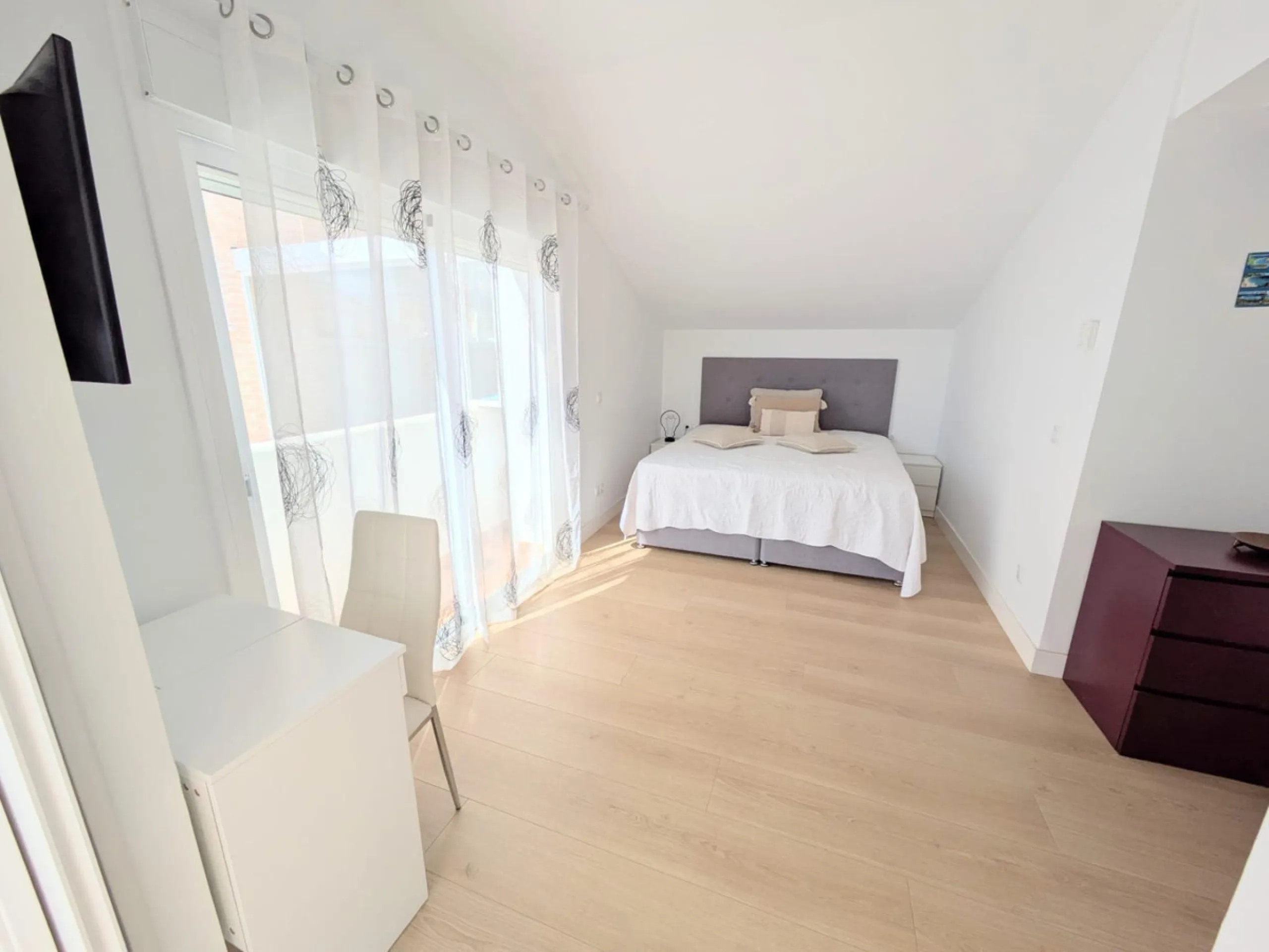 Discover this spectacular minimalist-style villa (built in 2019), located in one of the most privileged and tranquil areas of Benalmádena, surrounded by nature and with breathtaking sea views from its three terraces.