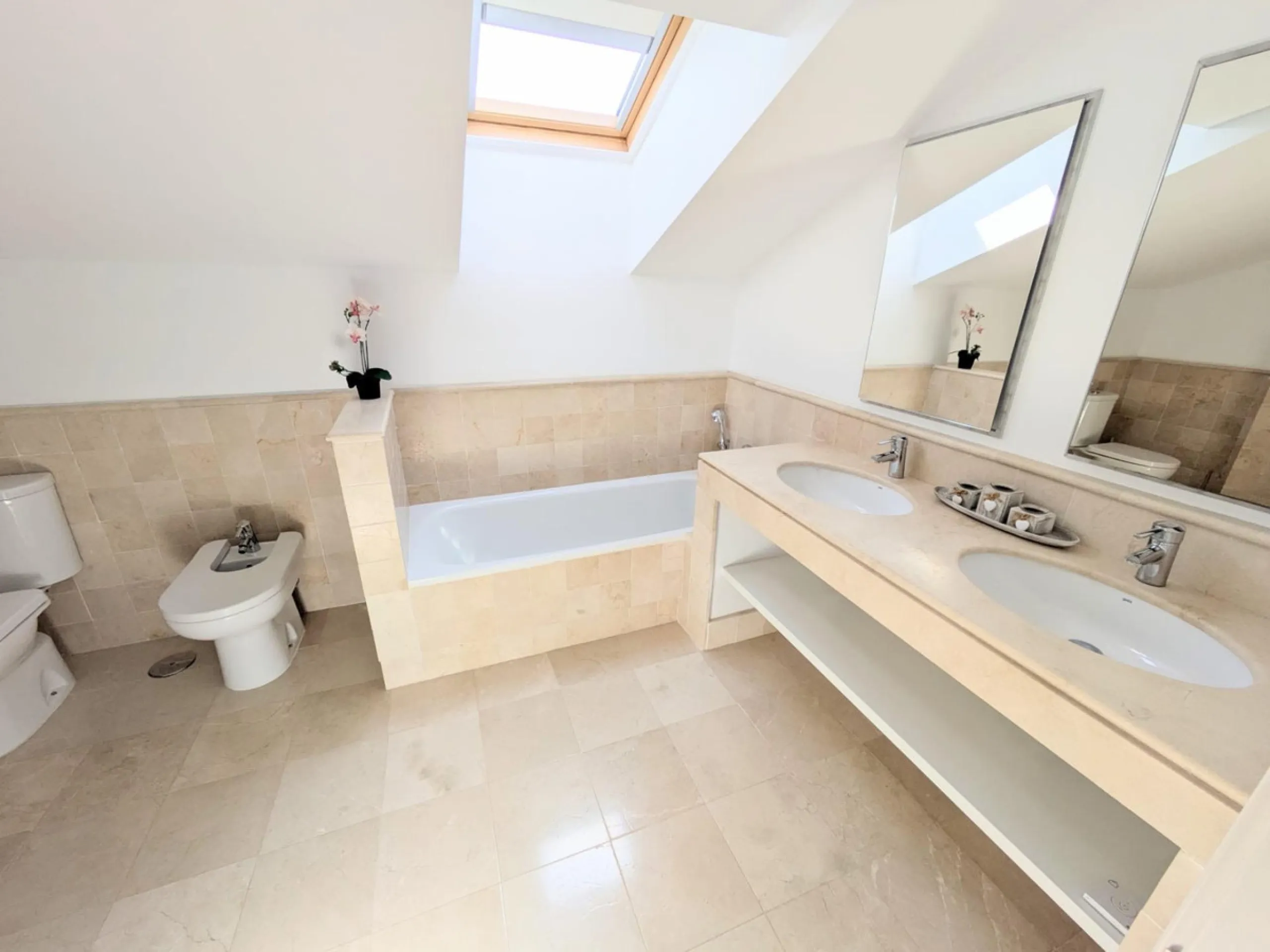 Discover this spectacular minimalist-style villa (built in 2019), located in one of the most privileged and tranquil areas of Benalmádena, surrounded by nature and with breathtaking sea views from its three terraces.