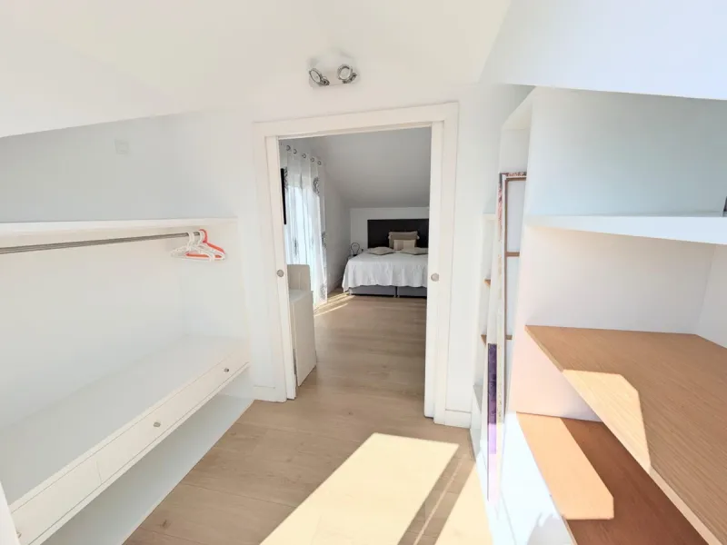 Discover this spectacular minimalist-style villa (built in 2019), located in one of the most privileged and tranquil areas of Benalmádena, surrounded by nature and with breathtaking sea views from its three terraces.