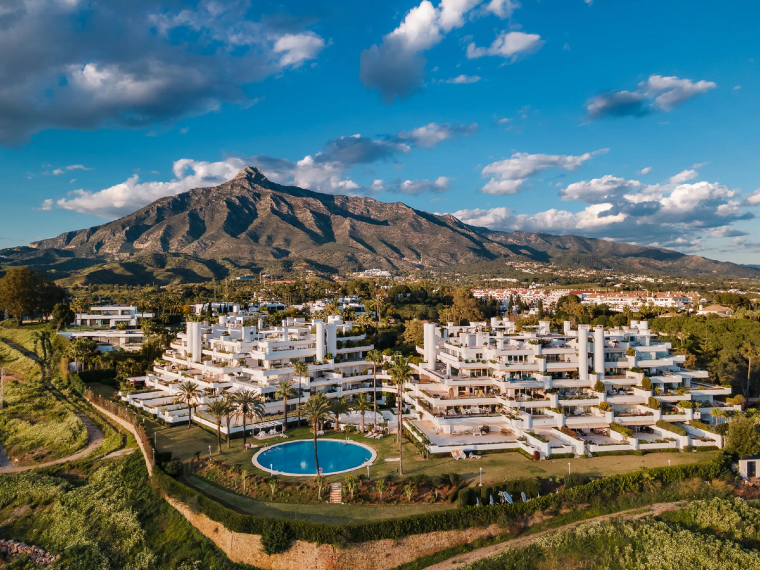 Apartment - Middle Floor Apartment в продаже в Marbella, Málaga. В доме 3 спален и 3 ванных комнат. Площадь дома 110 м²