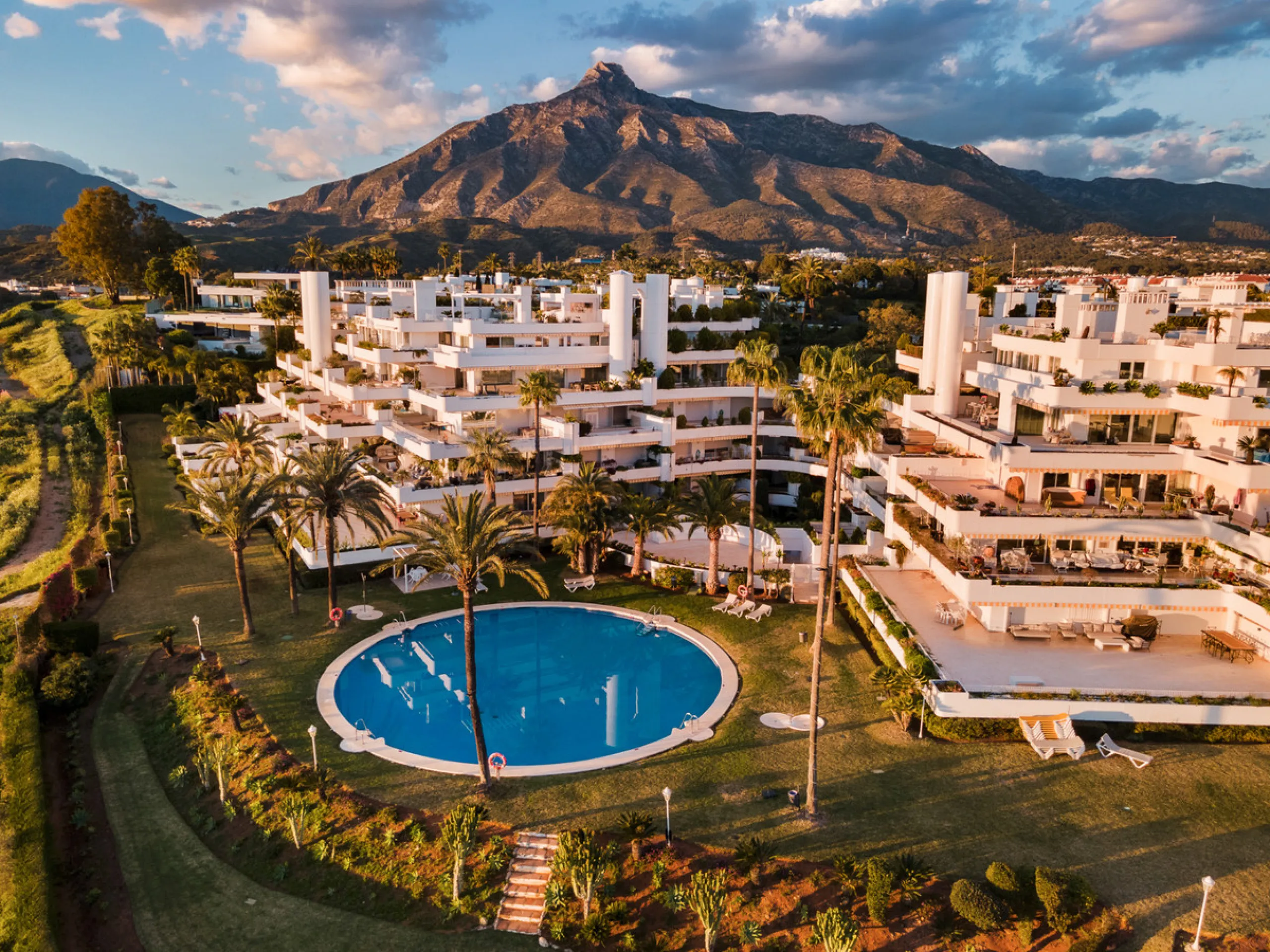 Apartment - Middle Floor Apartment в продаже в Marbella, Málaga. В доме 3 спален и 3 ванных комнат. Площадь дома 110 м²