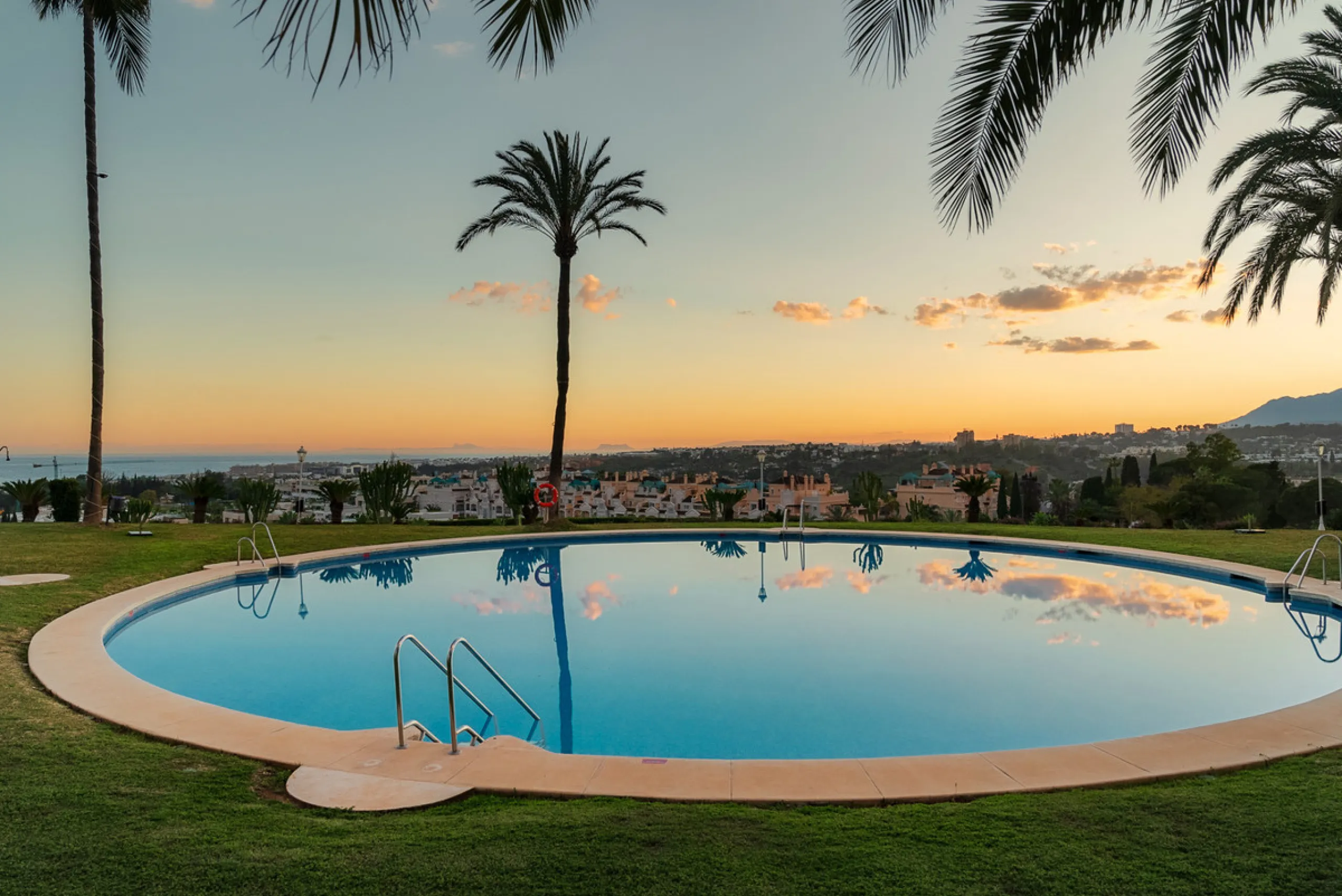 Apartment - Middle Floor Apartment в продаже в Marbella, Málaga. В доме 3 спален и 3 ванных комнат. Площадь дома 110 м²