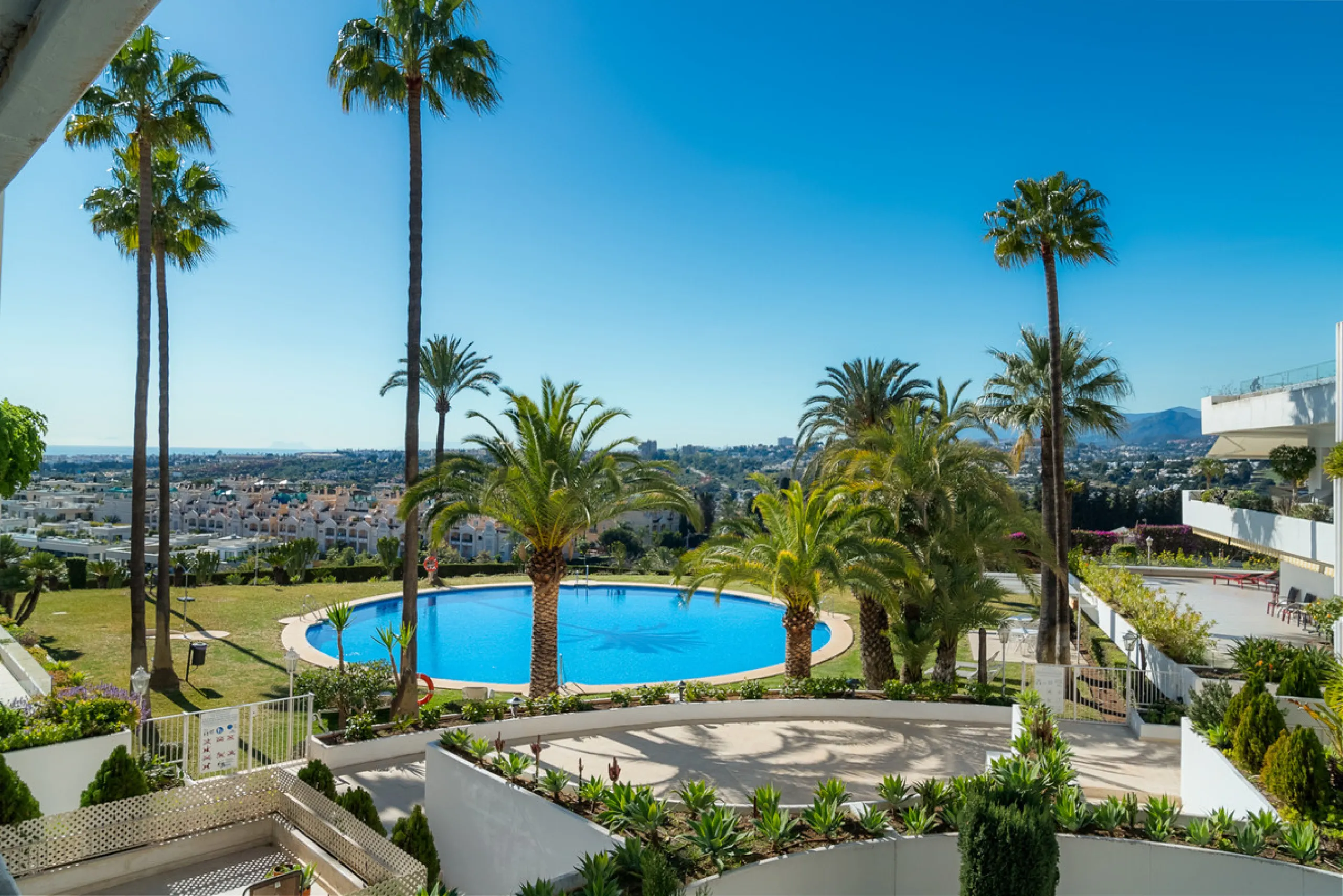 Apartment - Middle Floor Apartment в продаже в Marbella, Málaga. В доме 3 спален и 3 ванных комнат. Площадь дома 110 м²