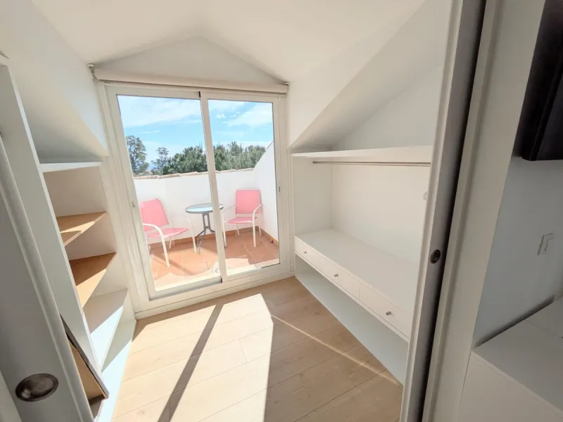 Discover this spectacular minimalist-style villa (built in 2019), located in one of the most privileged and tranquil areas of Benalmádena, surrounded by nature and with breathtaking sea views from its three terraces.