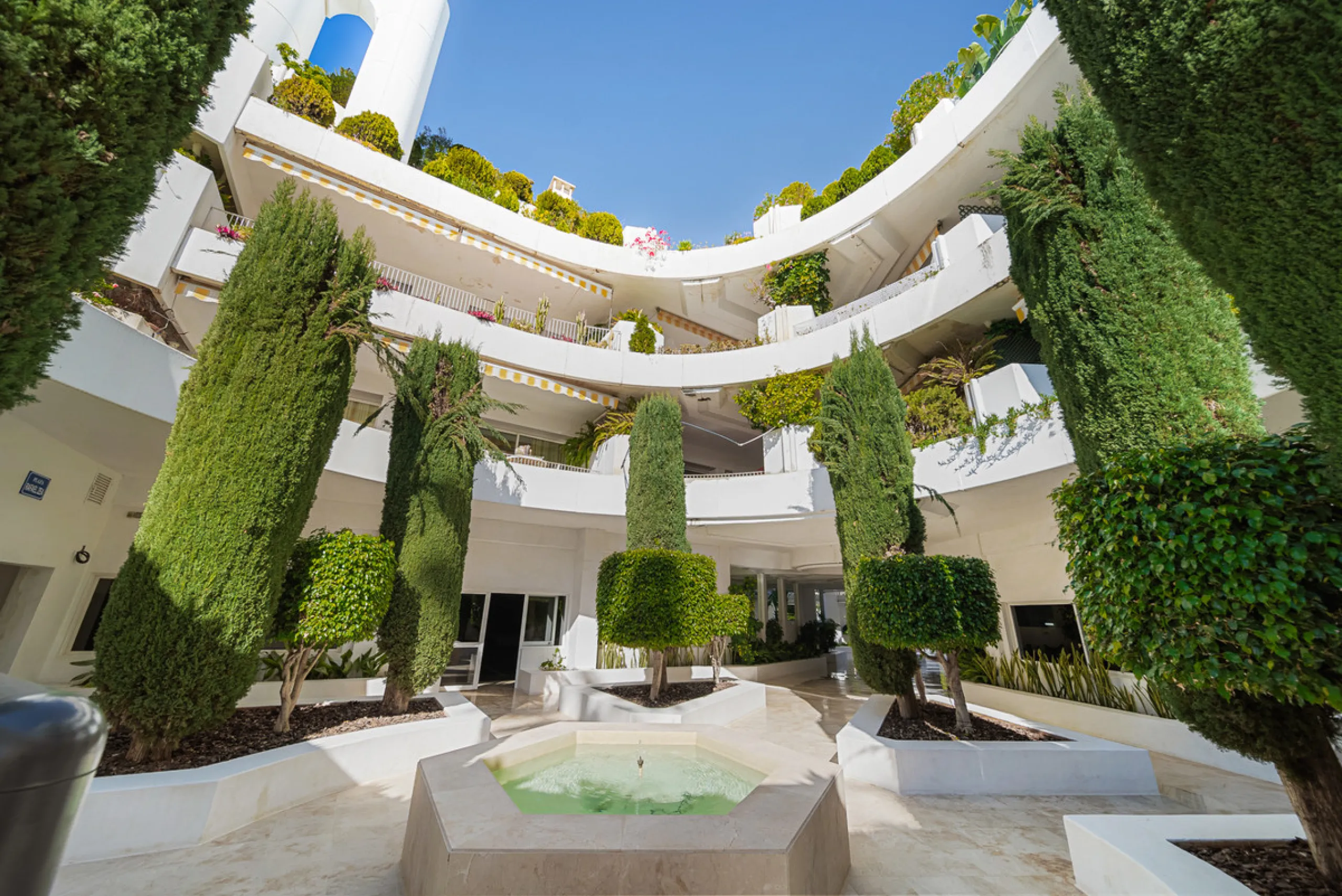 Apartment - Middle Floor Apartment в продаже в Marbella, Málaga. В доме 3 спален и 3 ванных комнат. Площадь дома 110 м²