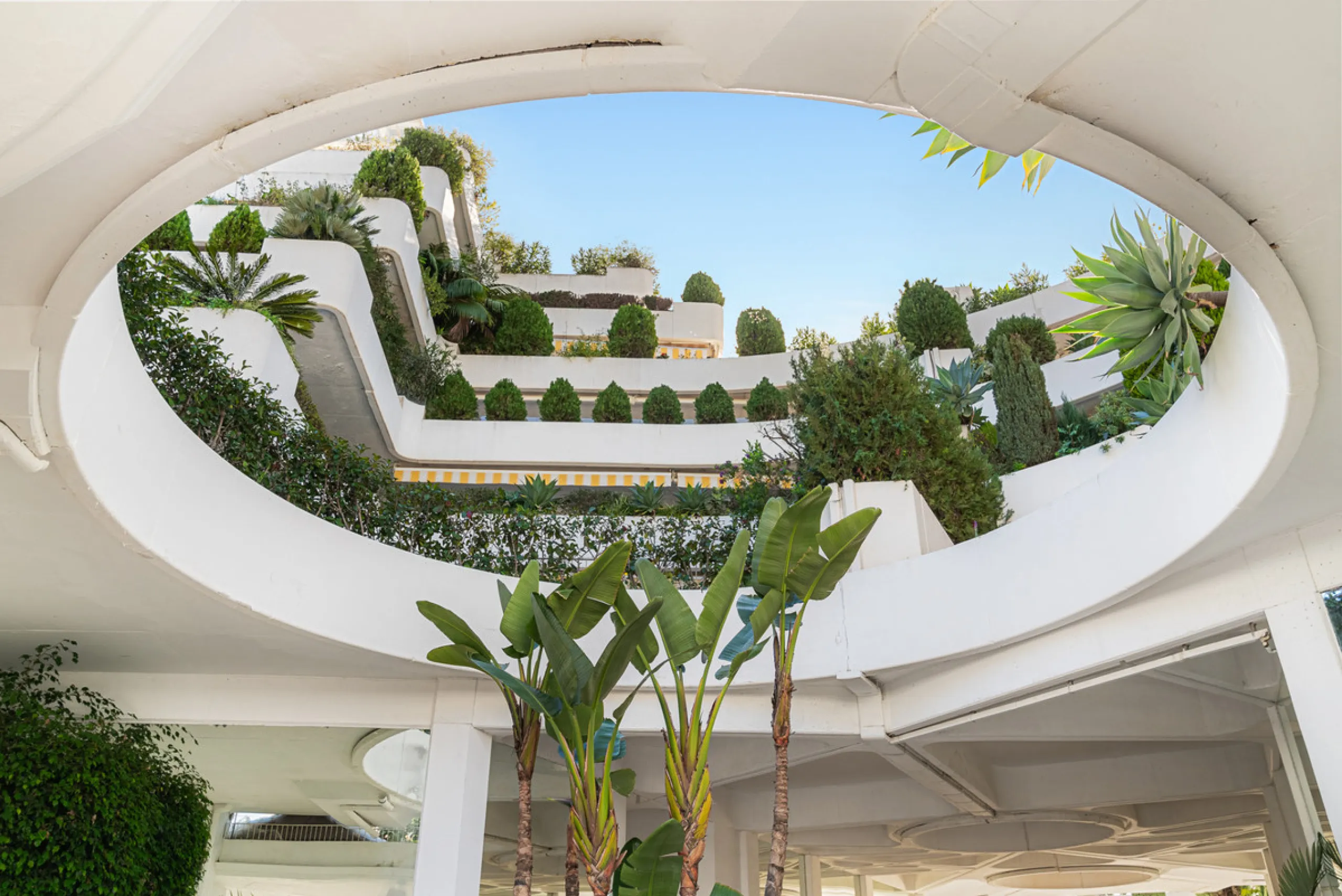Apartment - Middle Floor Apartment в продаже в Marbella, Málaga. В доме 3 спален и 3 ванных комнат. Площадь дома 110 м²