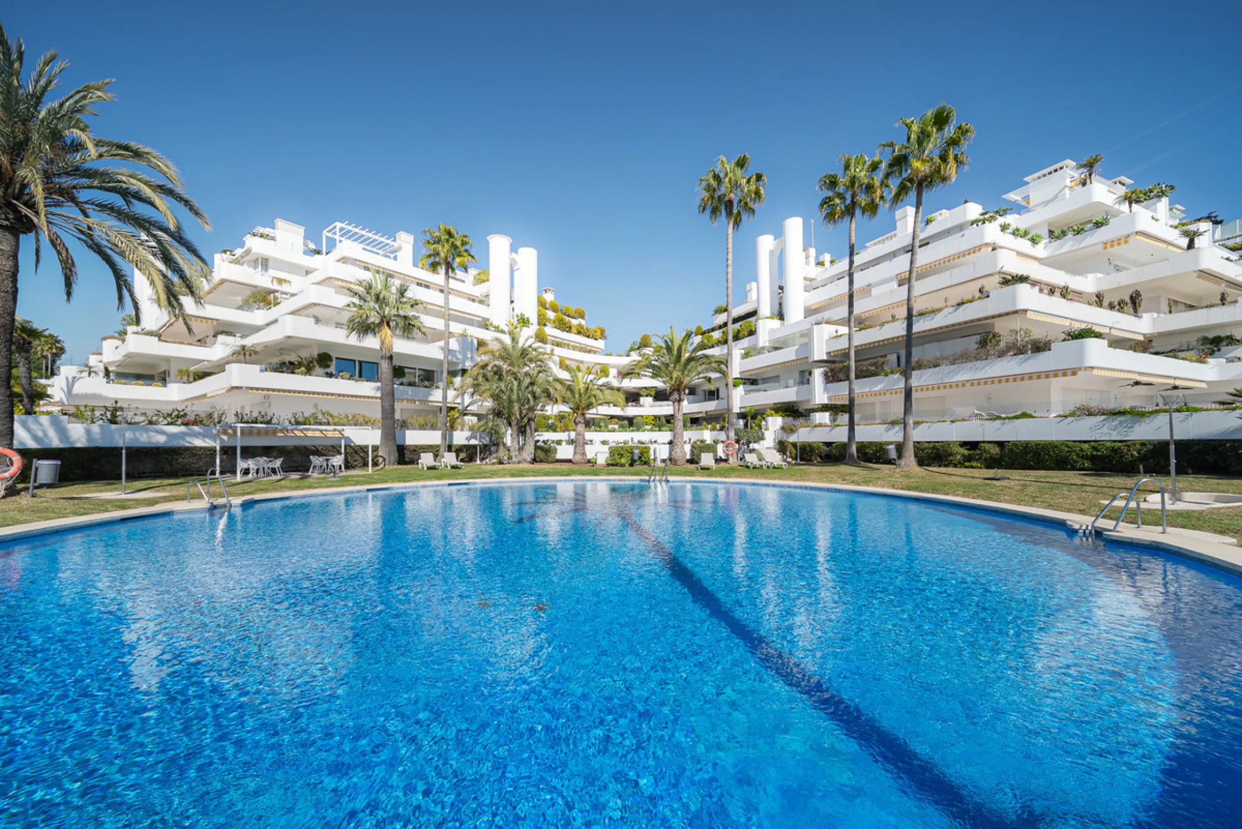 Apartment - Middle Floor Apartment в продаже в Marbella, Málaga. В доме 3 спален и 3 ванных комнат. Площадь дома 110 м²