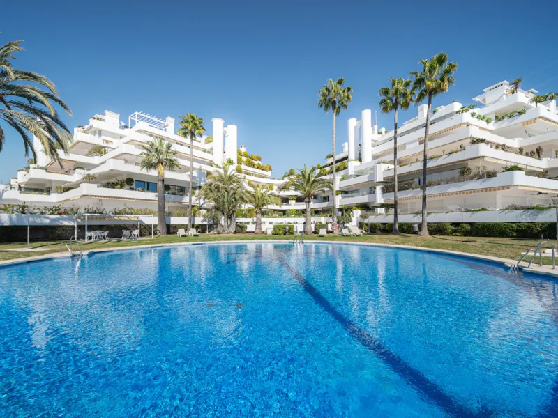 Apartment - Middle Floor Apartment в продаже в Marbella, Málaga. В доме 3 спален и 3 ванных комнат. Площадь дома 110 м²