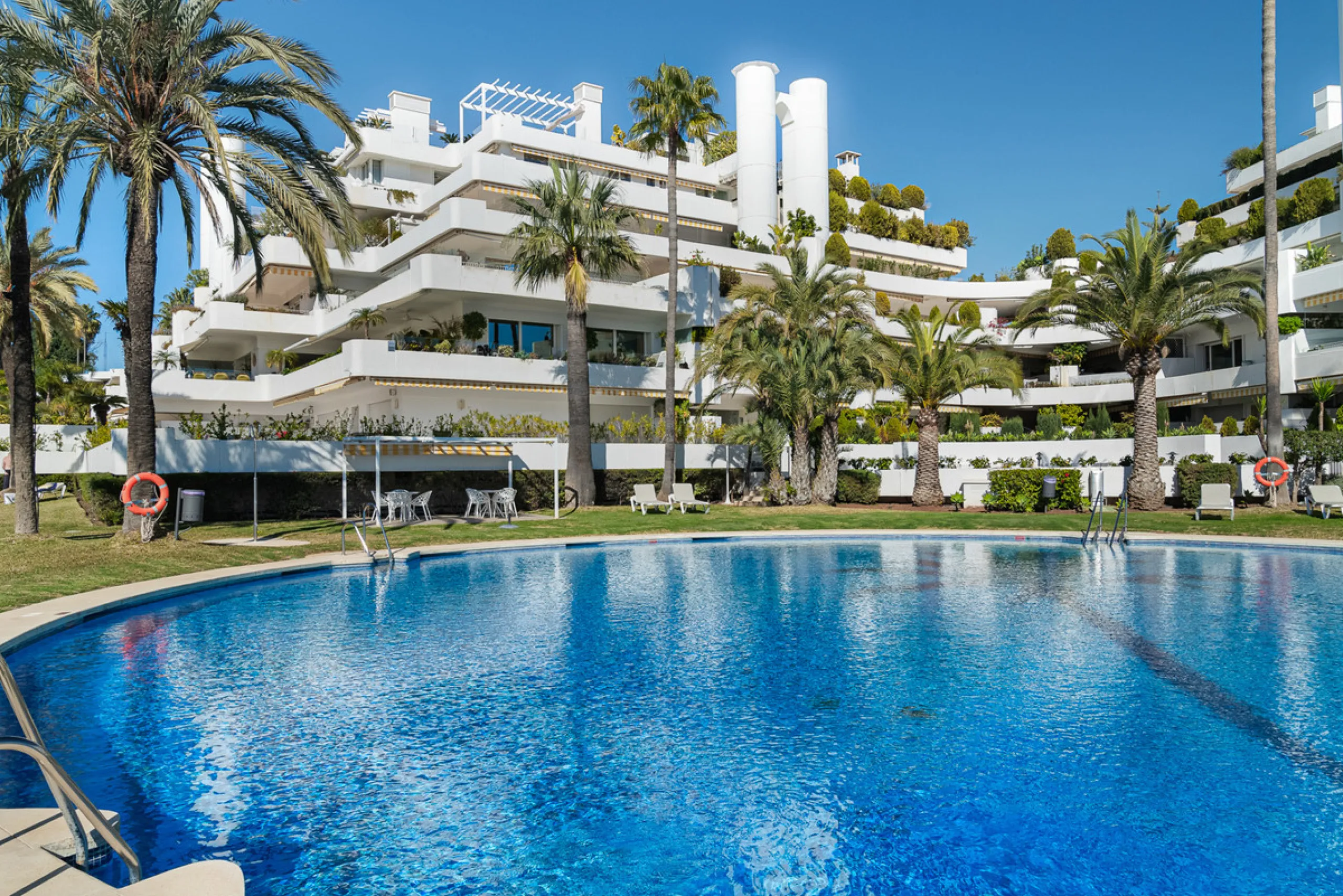 Apartment - Middle Floor Apartment в продаже в Marbella, Málaga. В доме 3 спален и 3 ванных комнат. Площадь дома 110 м²