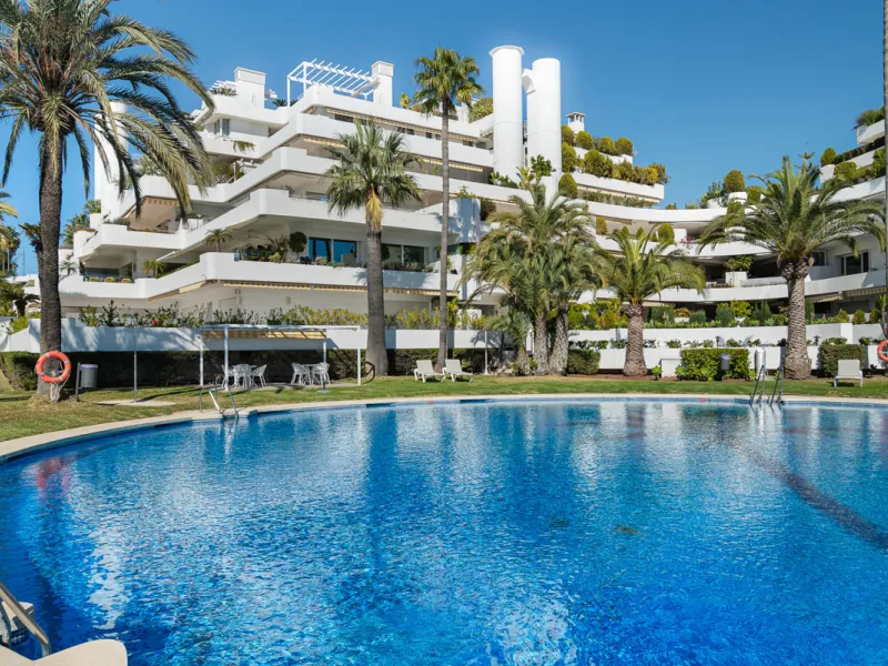 Apartment - Middle Floor Apartment в продаже в Marbella, Málaga. В доме 3 спален и 3 ванных комнат. Площадь дома 110 м²