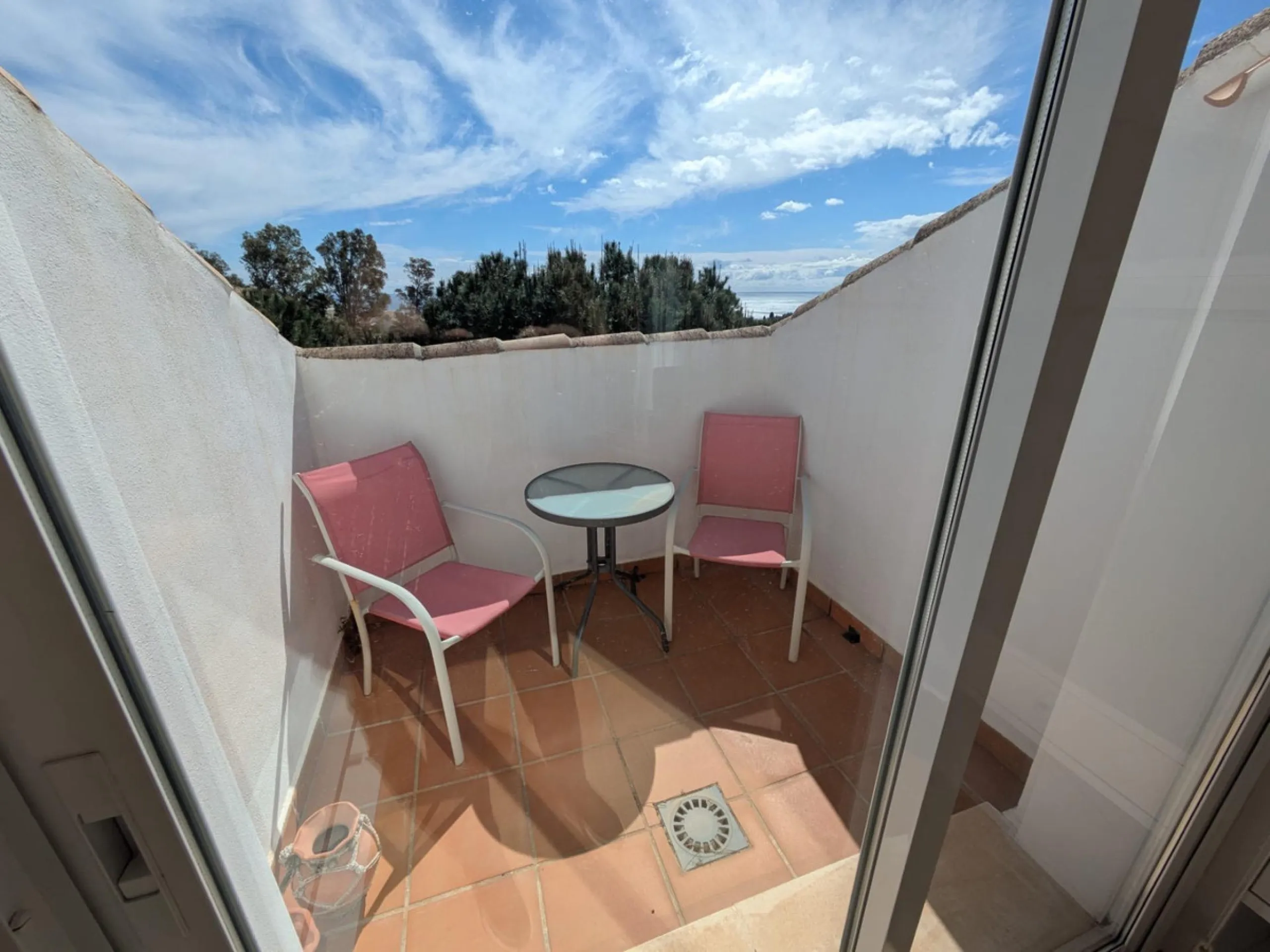 Discover this spectacular minimalist-style villa (built in 2019), located in one of the most privileged and tranquil areas of Benalmádena, surrounded by nature and with breathtaking sea views from its three terraces.