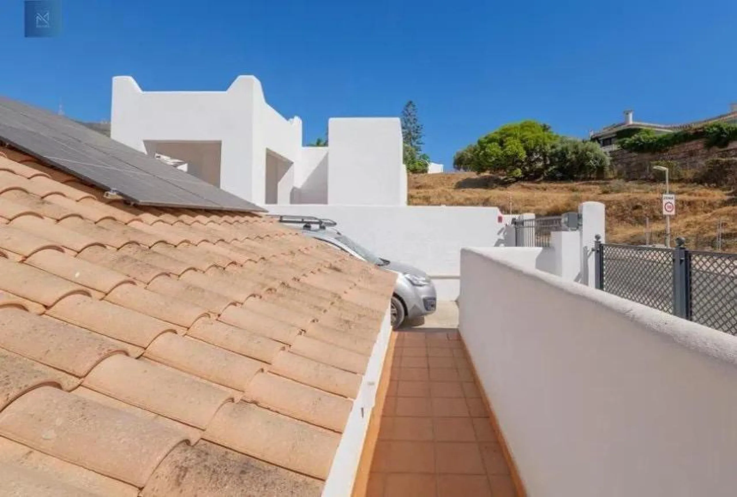 Discover this spectacular minimalist-style villa (built in 2019), located in one of the most privileged and tranquil areas of Benalmádena, surrounded by nature and with breathtaking sea views from its three terraces.