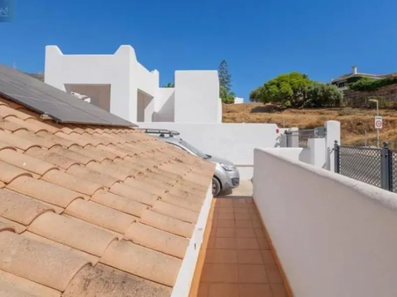 Discover this spectacular minimalist-style villa (built in 2019), located in one of the most privileged and tranquil areas of Benalmádena, surrounded by nature and with breathtaking sea views from its three terraces.