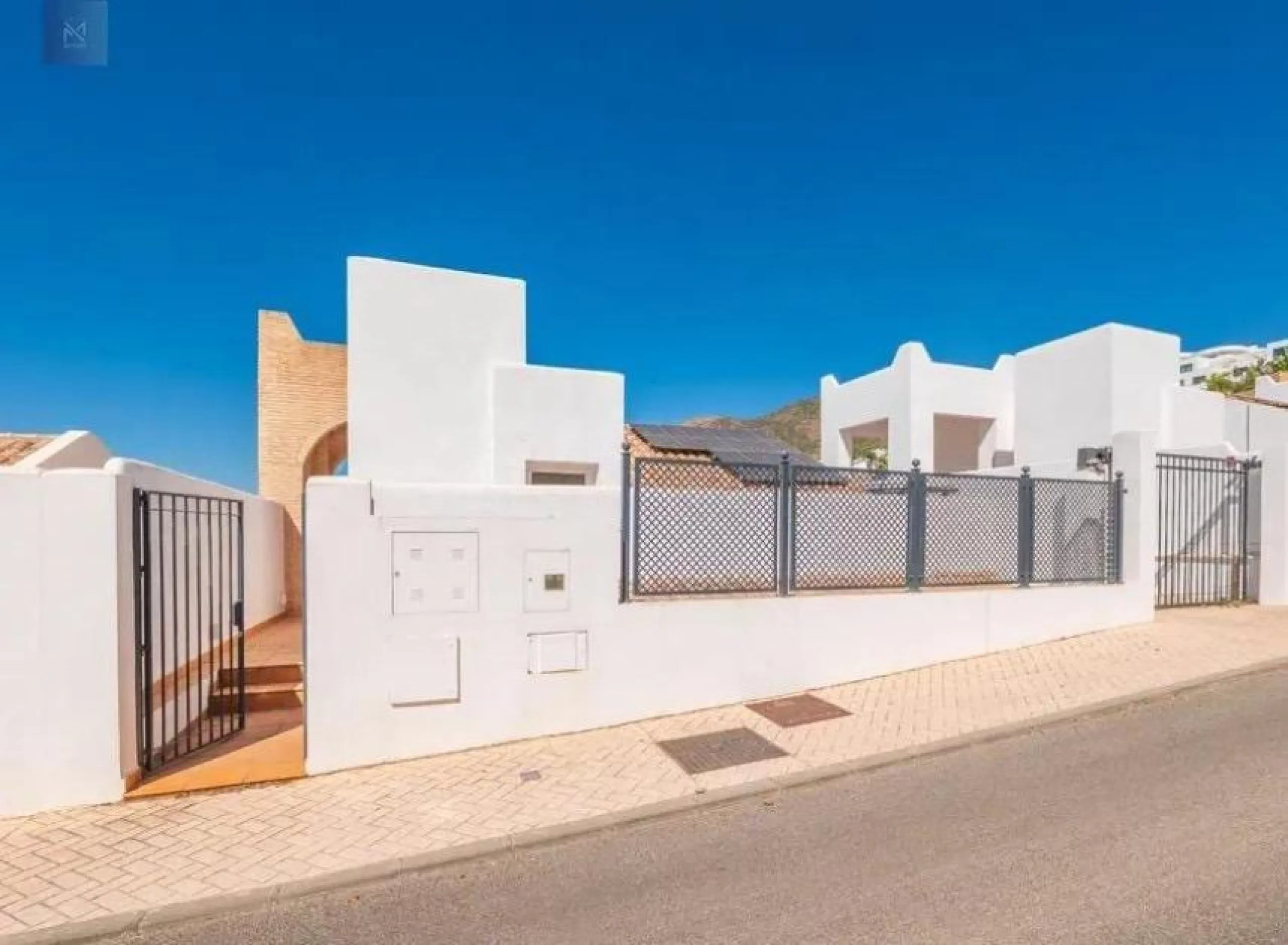 Discover this spectacular minimalist-style villa (built in 2019), located in one of the most privileged and tranquil areas of Benalmádena, surrounded by nature and with breathtaking sea views from its three terraces.