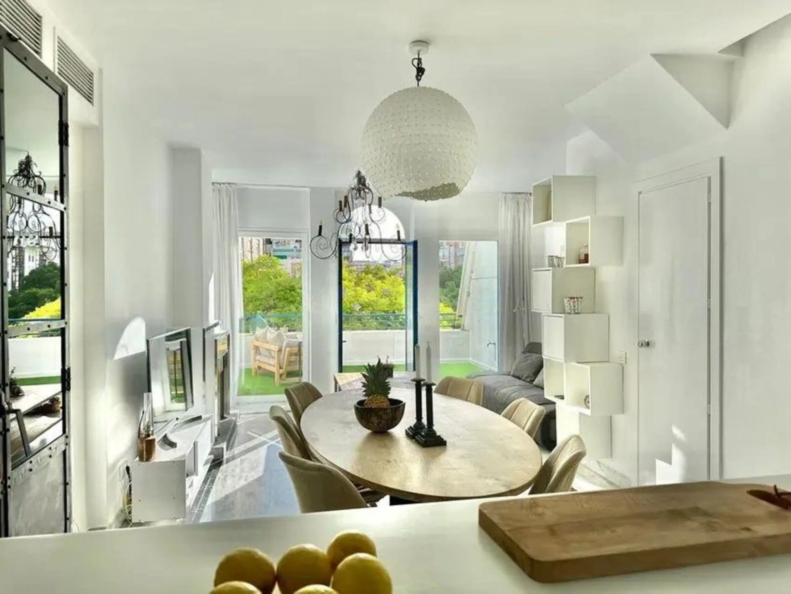 Nice and cozy duplex in one of the best locations in Marbella, in a coveted complex on second line beach.