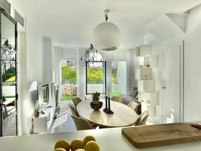 Nice and cozy duplex in one of the best locations in Marbella, in a coveted complex on second line beach.