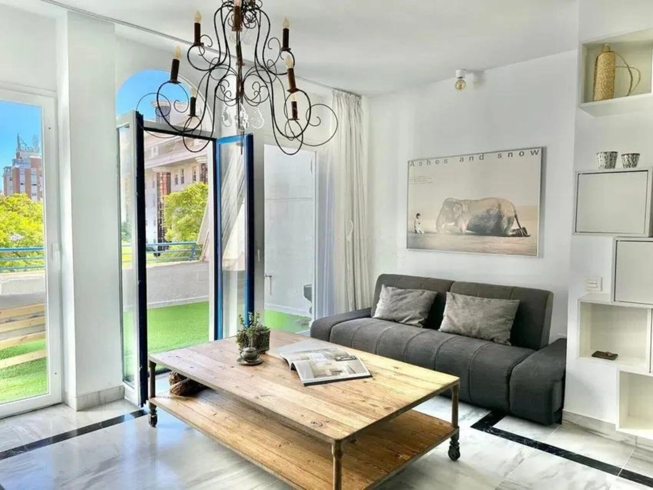 Nice and cozy duplex in one of the best locations in Marbella, in a coveted complex on second line beach.