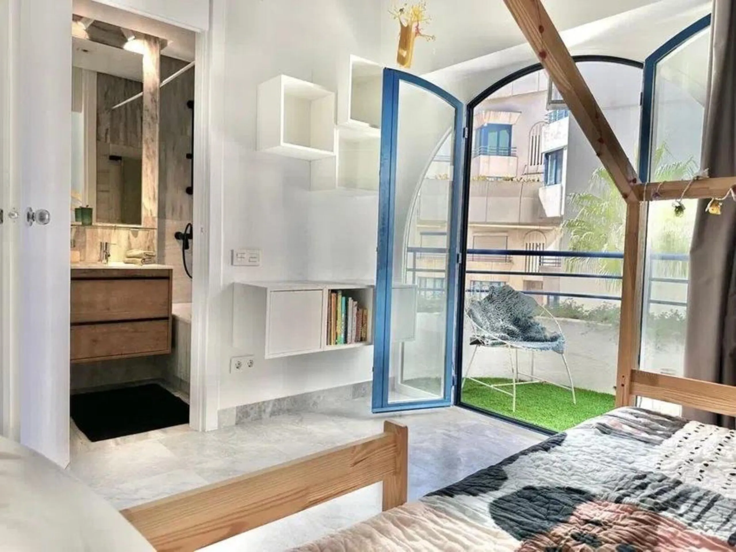 Nice and cozy duplex in one of the best locations in Marbella, in a coveted complex on second line beach.