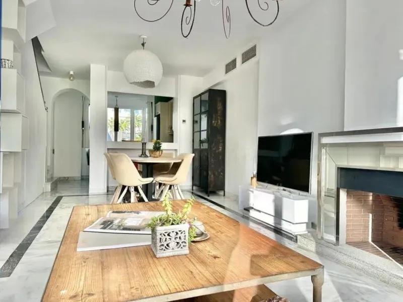 Nice and cozy duplex in one of the best locations in Marbella, in a coveted complex on second line beach.