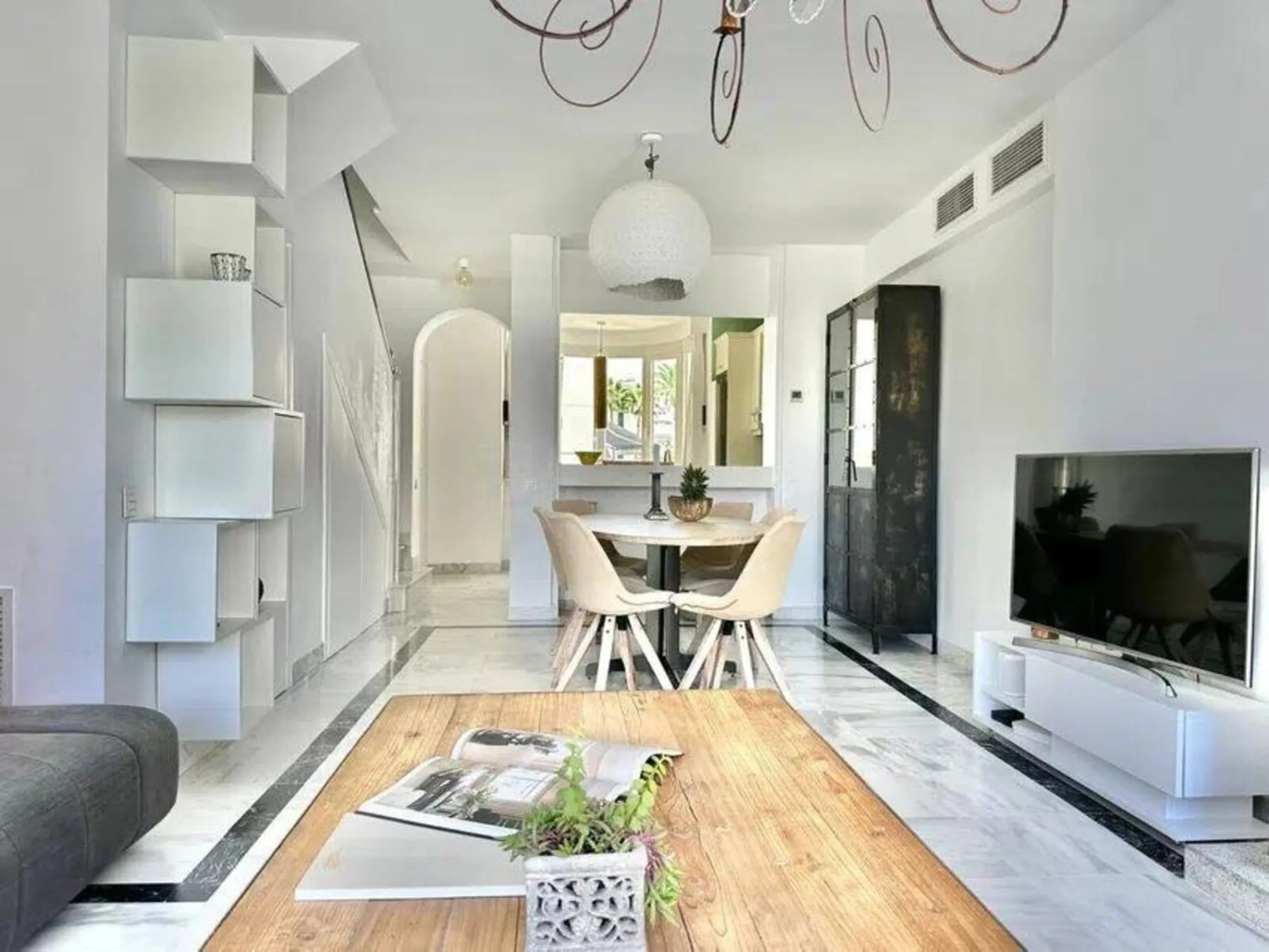 Nice and cozy duplex in one of the best locations in Marbella, in a coveted complex on second line beach.