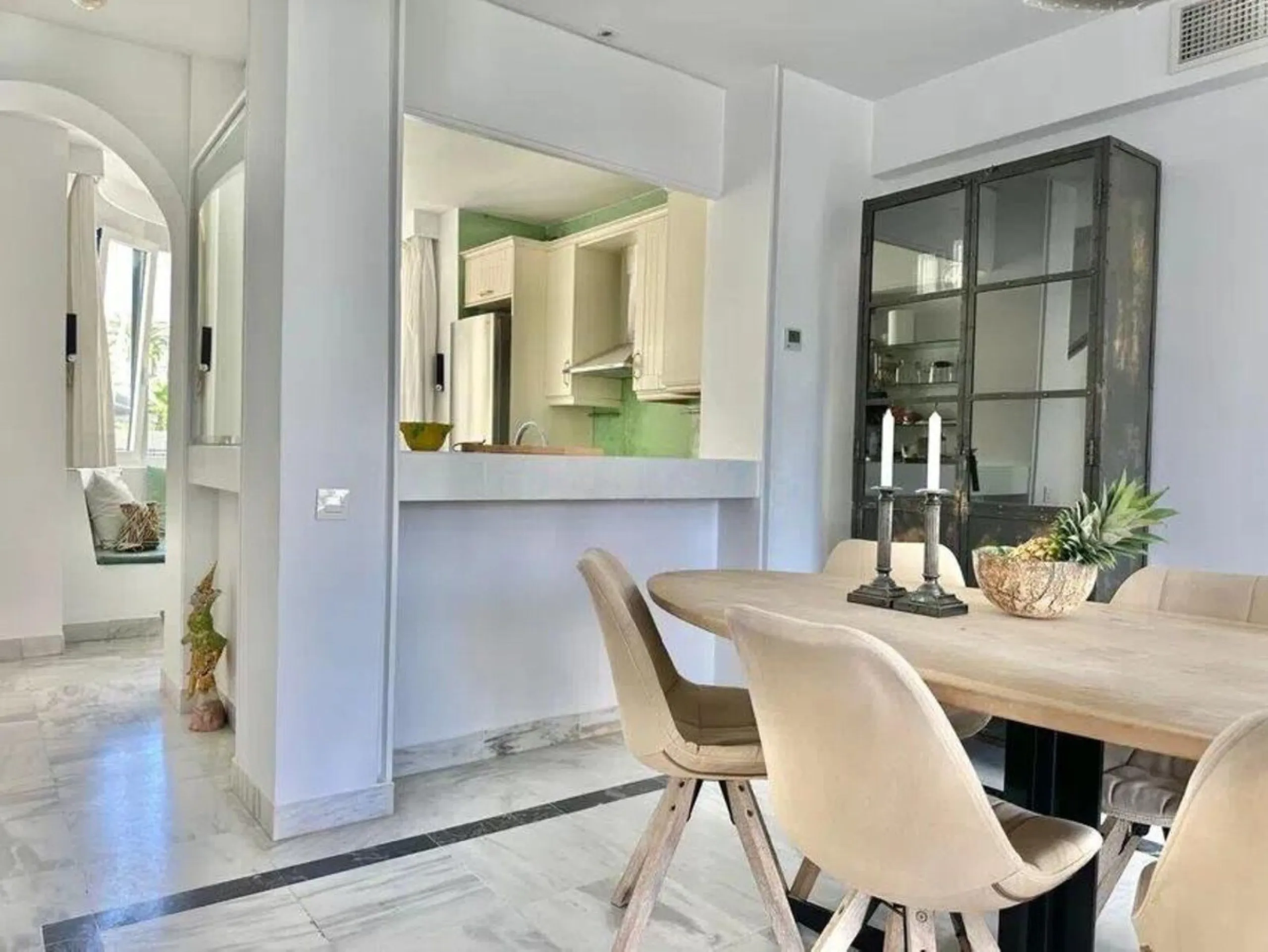 Nice and cozy duplex in one of the best locations in Marbella, in a coveted complex on second line beach.