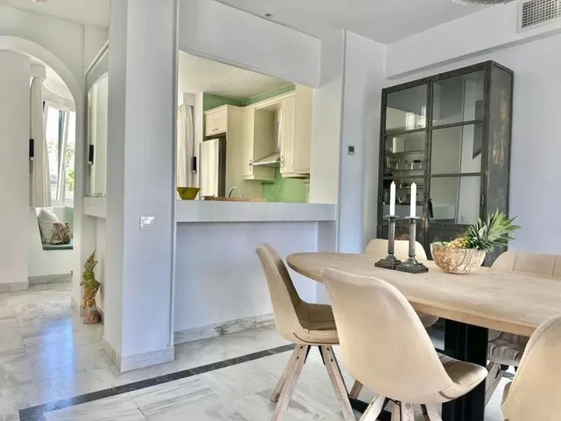 Nice and cozy duplex in one of the best locations in Marbella, in a coveted complex on second line beach.