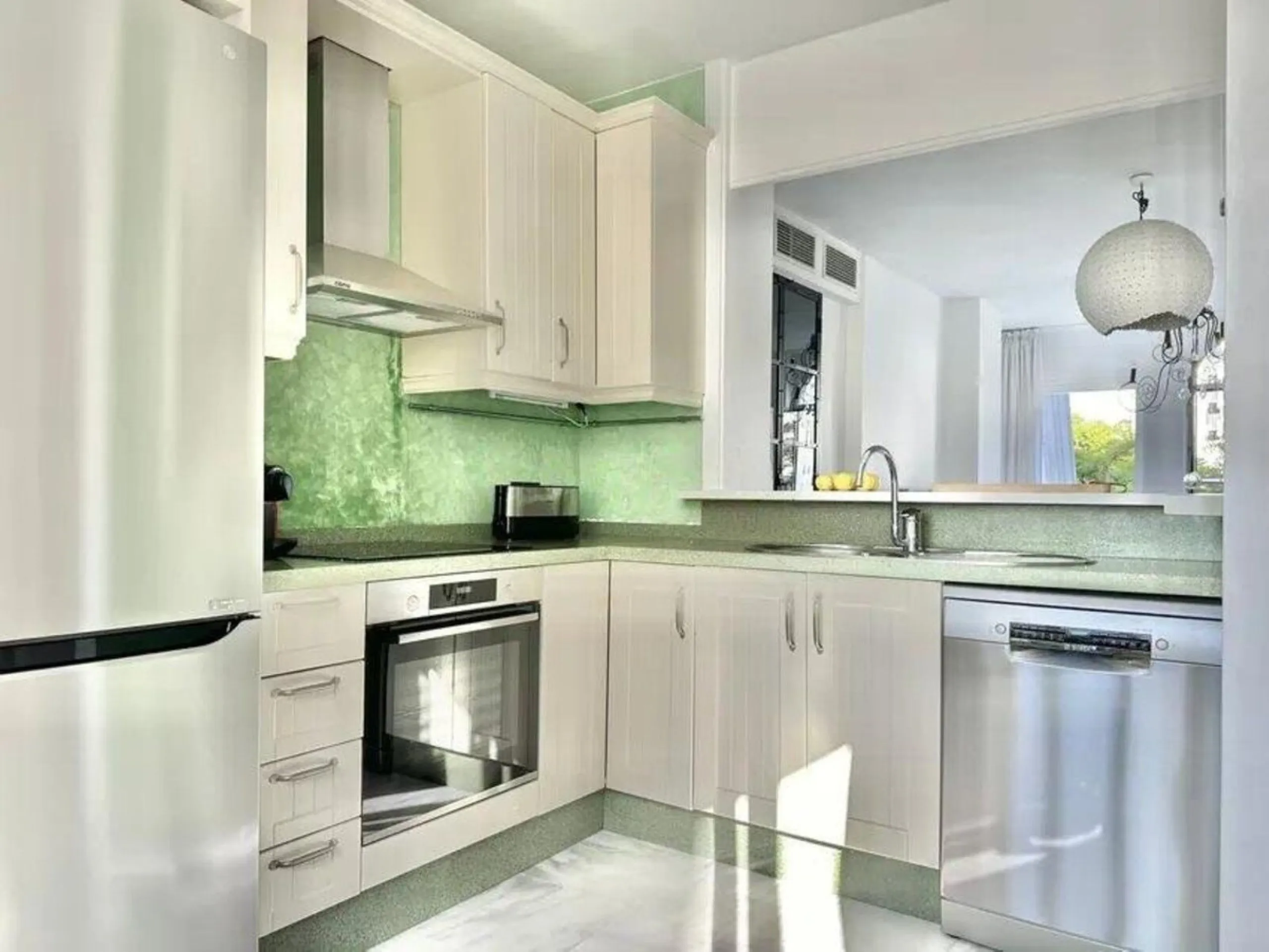 Nice and cozy duplex in one of the best locations in Marbella, in a coveted complex on second line beach.