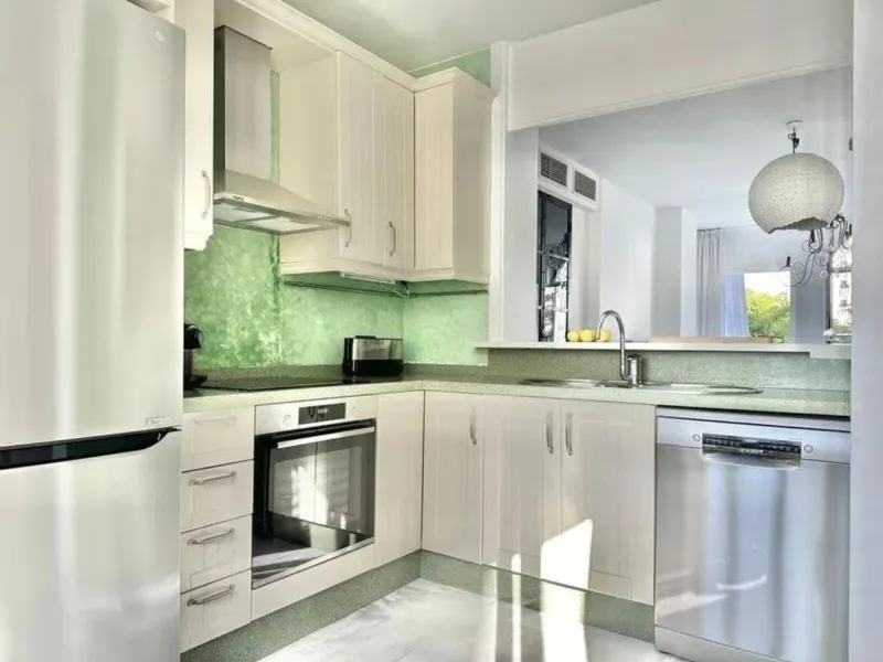 Nice and cozy duplex in one of the best locations in Marbella, in a coveted complex on second line beach.