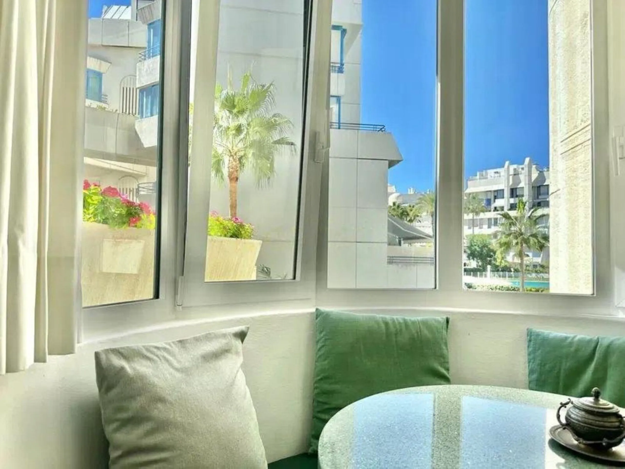 Nice and cozy duplex in one of the best locations in Marbella, in a coveted complex on second line beach.