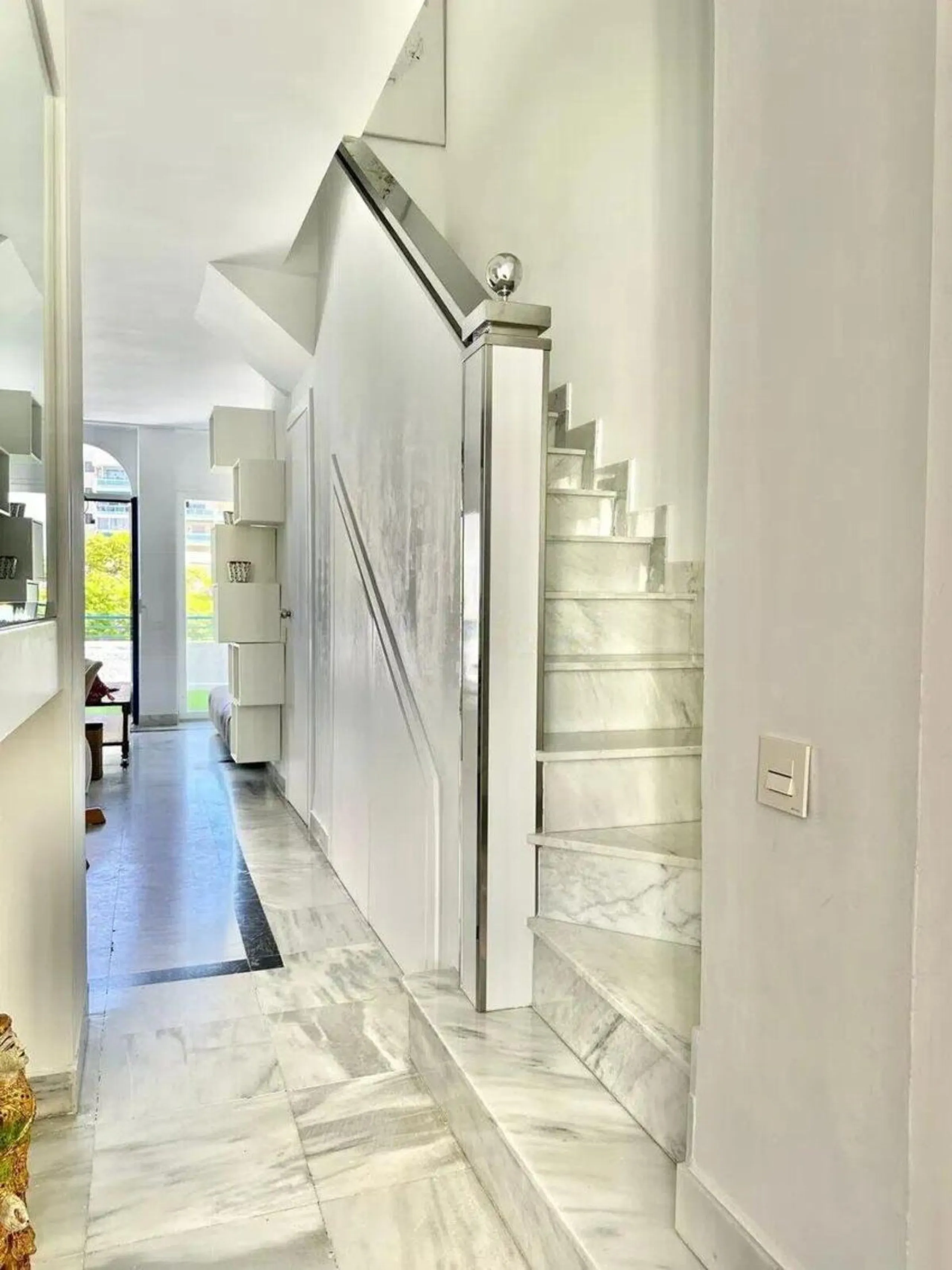 Nice and cozy duplex in one of the best locations in Marbella, in a coveted complex on second line beach.
