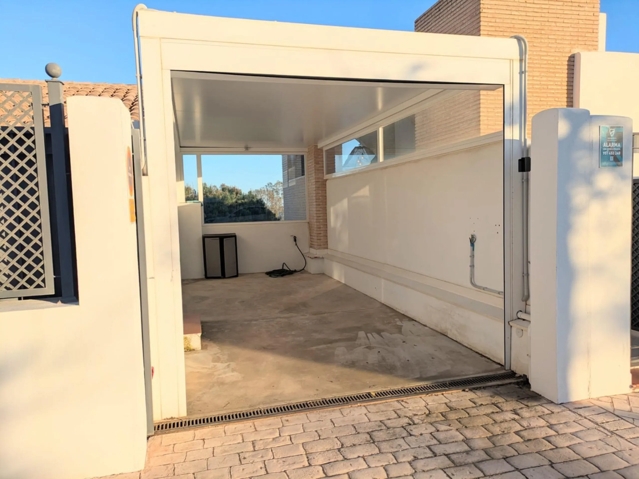 Discover this spectacular minimalist-style villa (built in 2019), located in one of the most privileged and tranquil areas of Benalmádena, surrounded by nature and with breathtaking sea views from its three terraces.