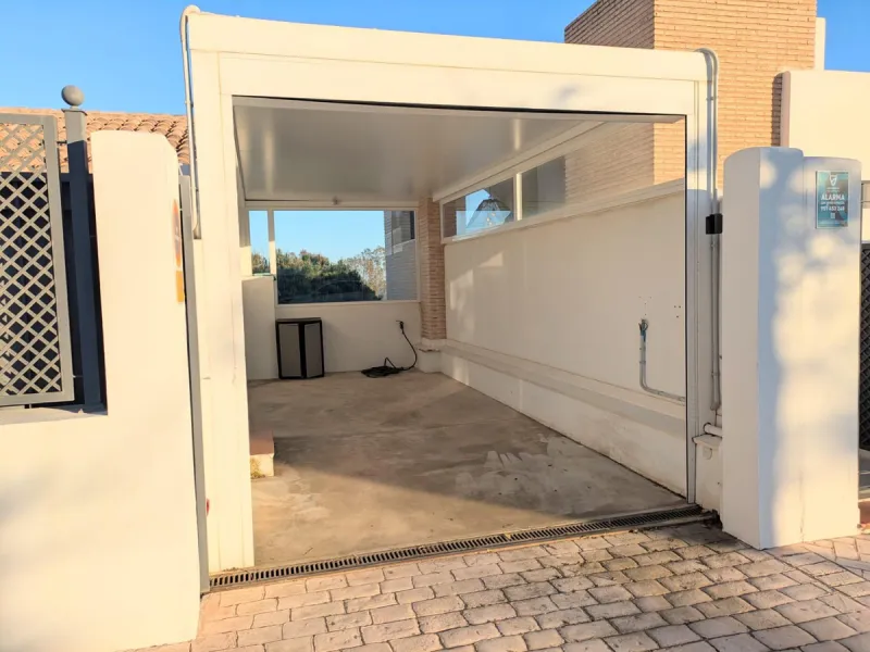 Discover this spectacular minimalist-style villa (built in 2019), located in one of the most privileged and tranquil areas of Benalmádena, surrounded by nature and with breathtaking sea views from its three terraces.