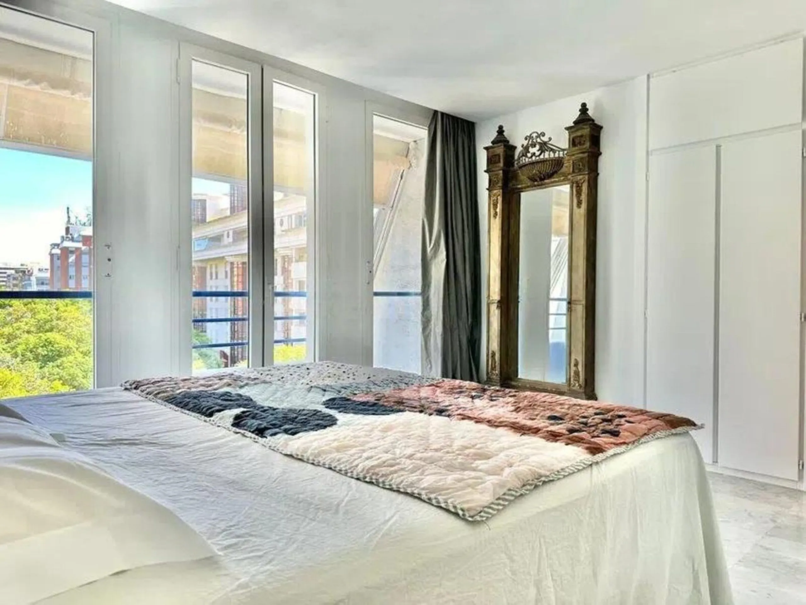 Nice and cozy duplex in one of the best locations in Marbella, in a coveted complex on second line beach.