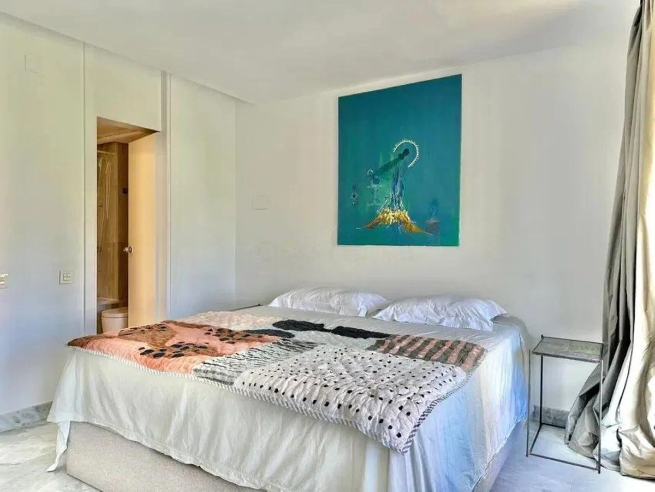 Nice and cozy duplex in one of the best locations in Marbella, in a coveted complex on second line beach.