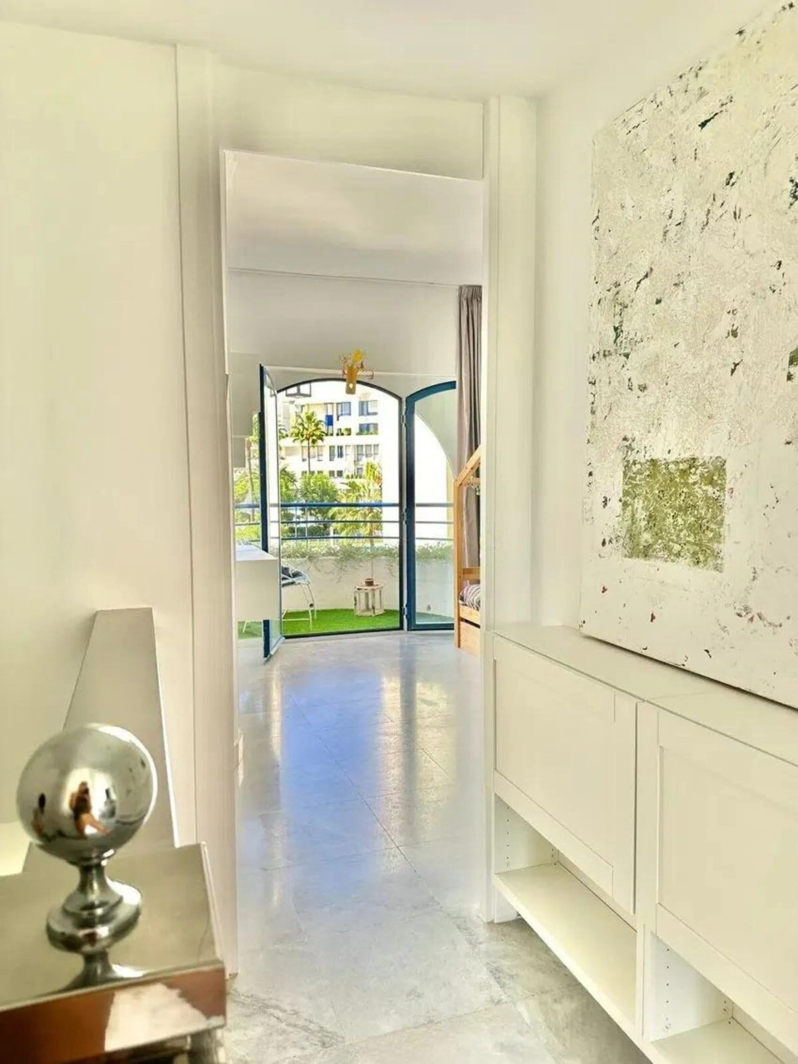 Nice and cozy duplex in one of the best locations in Marbella, in a coveted complex on second line beach.