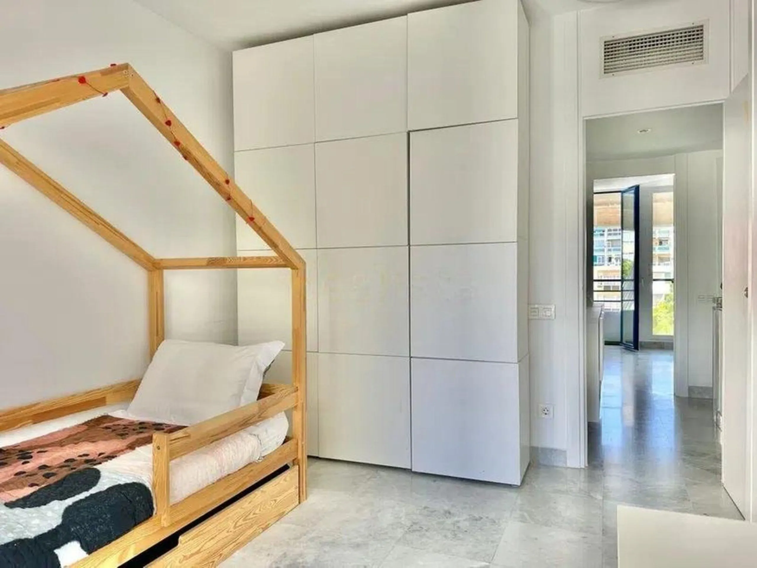 Nice and cozy duplex in one of the best locations in Marbella, in a coveted complex on second line beach.