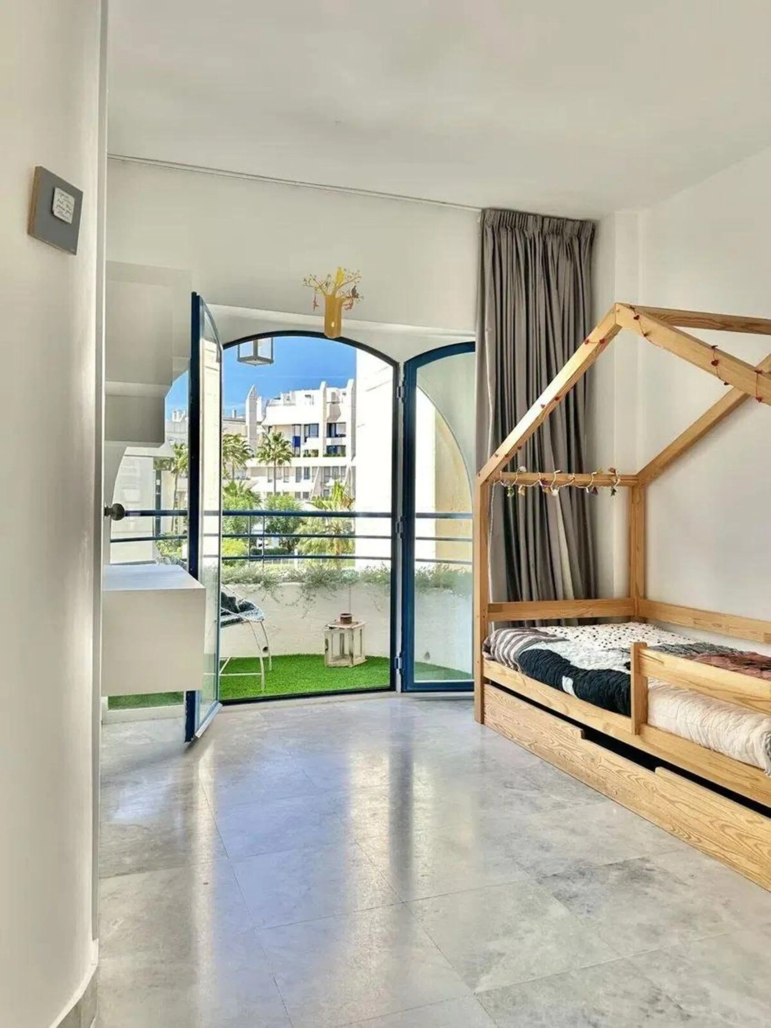 Nice and cozy duplex in one of the best locations in Marbella, in a coveted complex on second line beach.