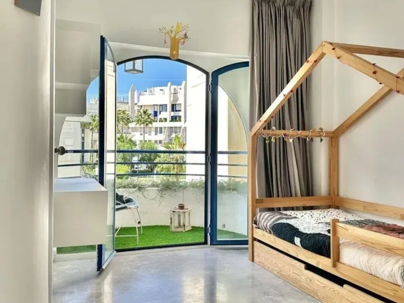 Nice and cozy duplex in one of the best locations in Marbella, in a coveted complex on second line beach.