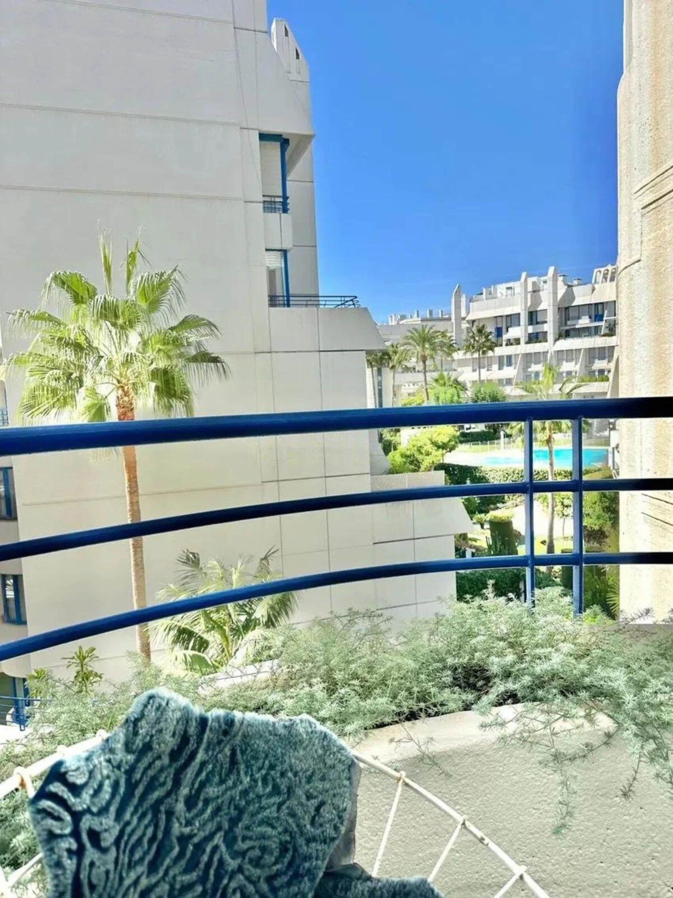 Nice and cozy duplex in one of the best locations in Marbella, in a coveted complex on second line beach.