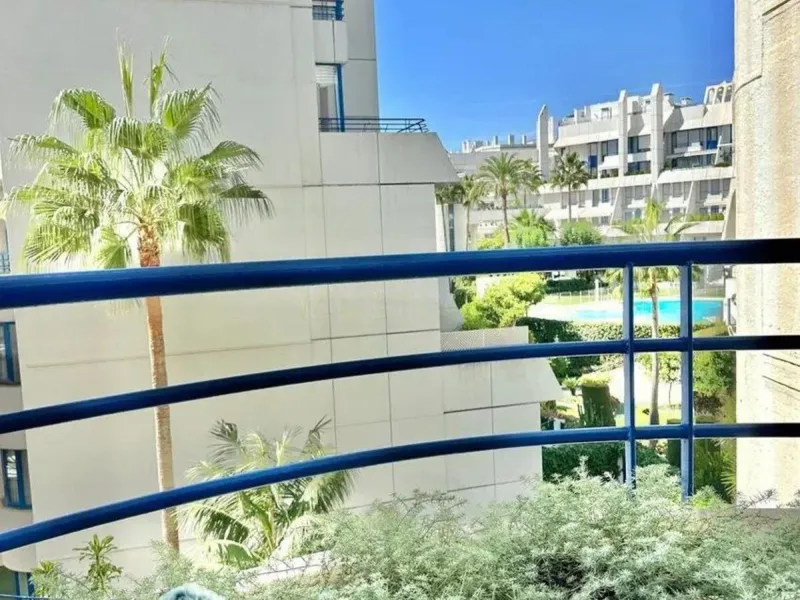 Nice and cozy duplex in one of the best locations in Marbella, in a coveted complex on second line beach.